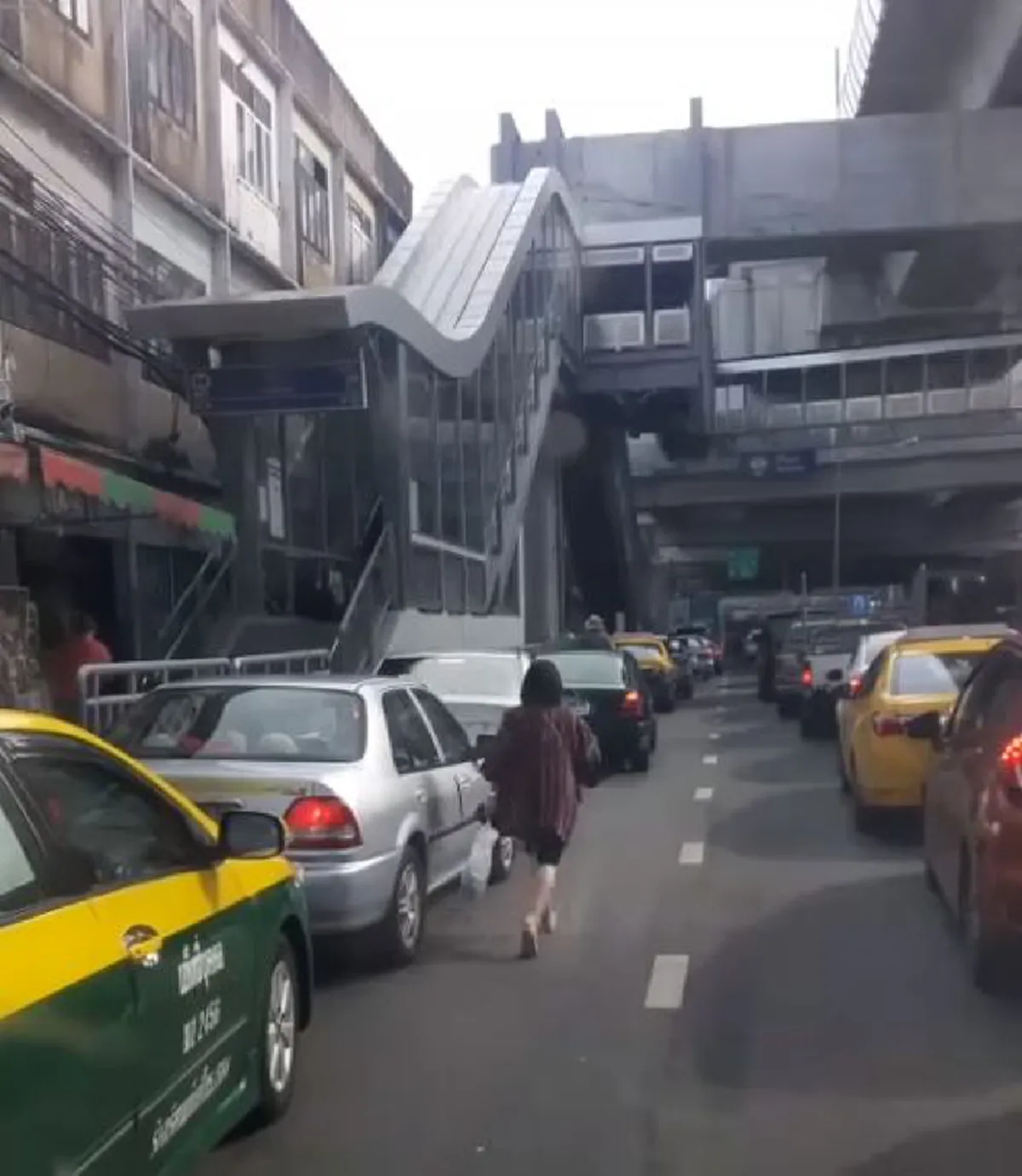 โซเชียลกระหน่ำแชร์คลิป นักศึกษาสาว โบกรถกลางถนน เพื่อเปิดทางให้รถฉุกเฉิน