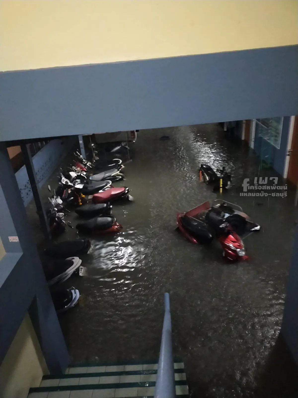 ชาวบ้านย้ายของไม่ทัน ฝนกระหน่ำหนักในพัทยา  2 ช.ม.  น้ำท่วมสูงเกือบมิตรรถจยย.