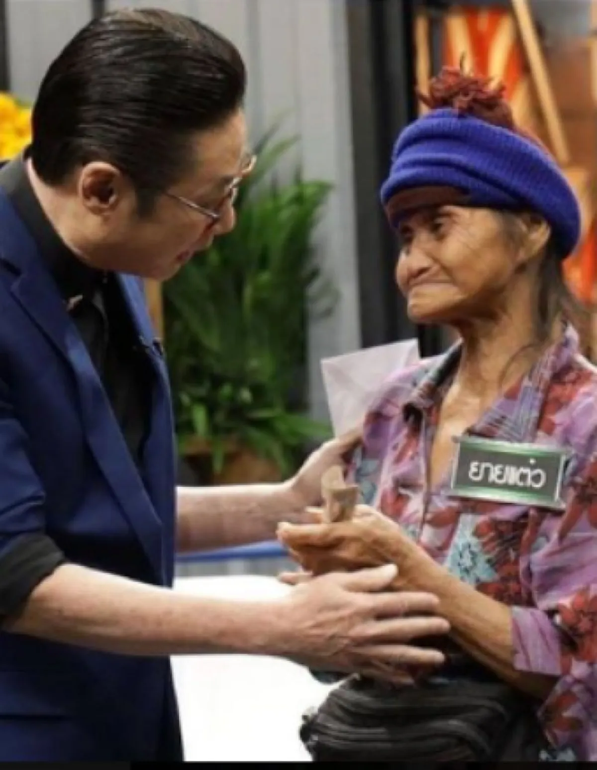 ปัญญา นิรันดร์กุล จุกในอกฟังชีวิต ยายแต๋ว เสียครอบครัวจากอุบัติเหตุ ต้องเร่ร่อนเป็นขอทาน โชคดีเจอคนใจบุญช่วยจนมีชีวิตใหม่
