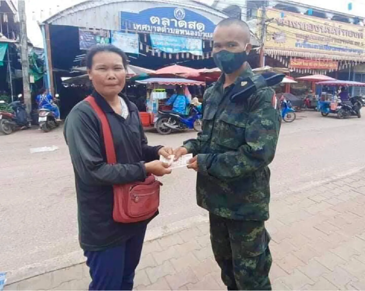หนุ่มทหารเกณฑ์ ก้มกราบแม่ ยื่นเงินเดือนแรกให้ แม่ครับผมจะเป็นผู้นำครอบครัวเอง