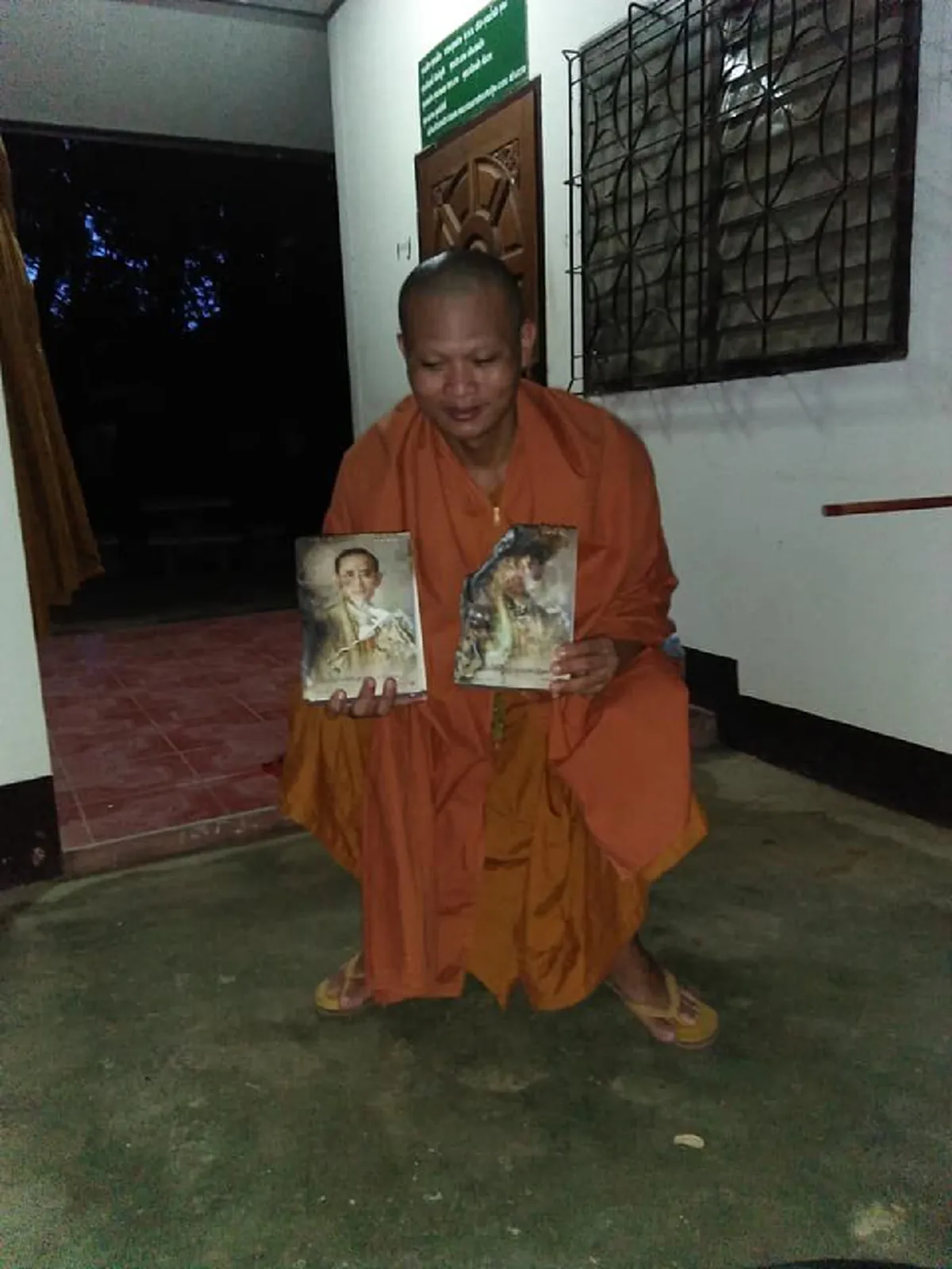 หลวงพี่ถึงกับพนมมือสาธุ หลังแปลกใจนั่งเผากระดาษตั้งนานไม่ไหม้ ก่อนพลิกดูเห็นภาพถ่ายในหลวง ร.๙ บนปฏิทิน
