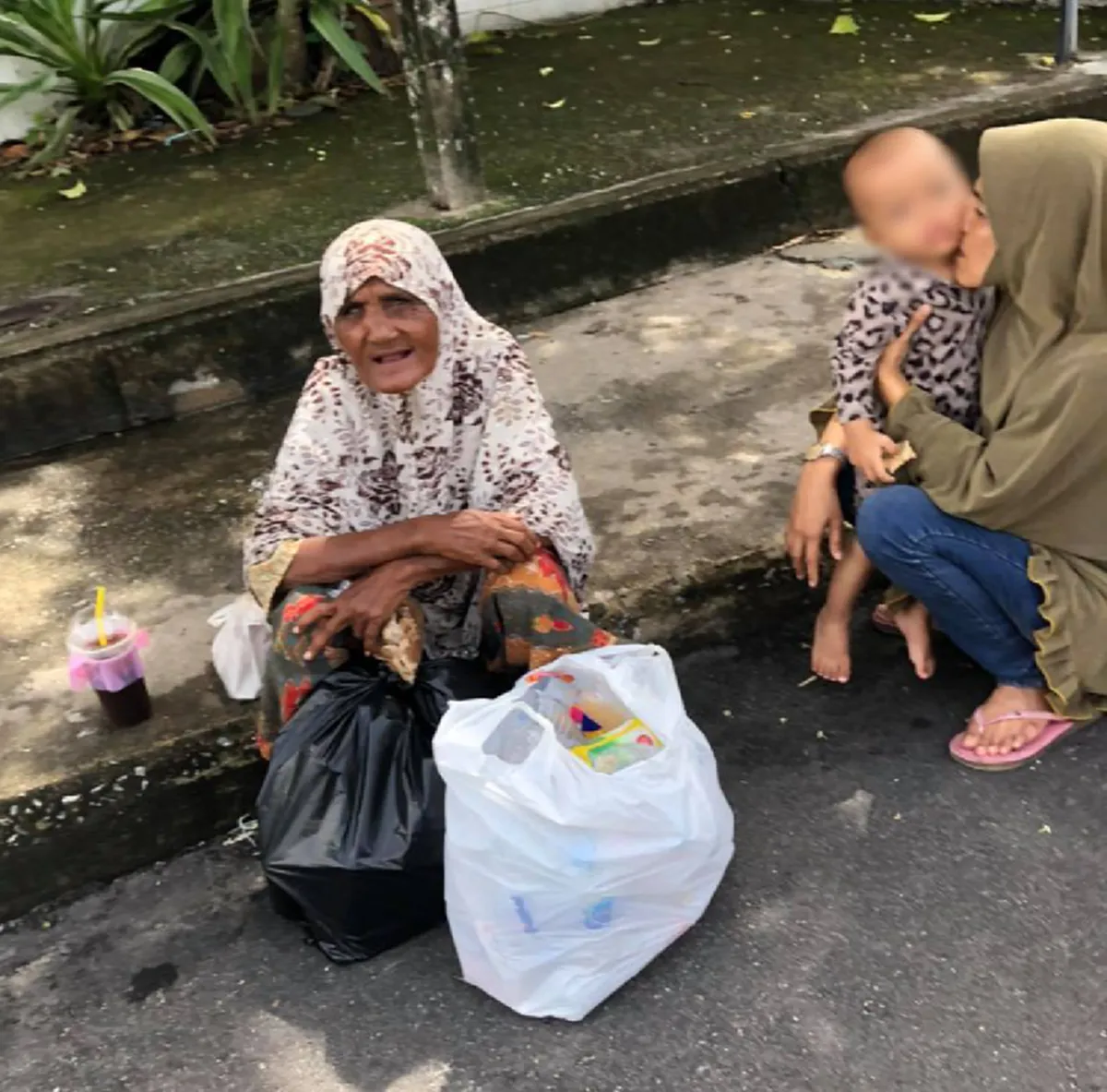 สุดเวทนาชีวิตเมาะ ลูกเสีย 2 คน 1 คนพิการ ต้องเดินทางไกล 13 กิโลเมตร เก็บขวดพลาสติกขาย ประทังชีวิต