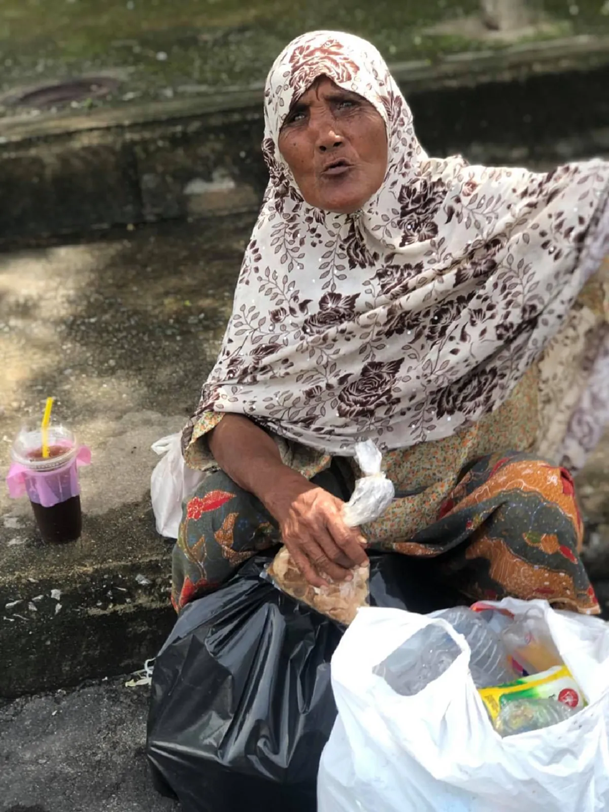 สุดเวทนาชีวิตเมาะ ลูกเสีย 2 คน 1 คนพิการ ต้องเดินทางไกล 13 กิโลเมตร เก็บขวดพลาสติกขาย ประทังชีวิต