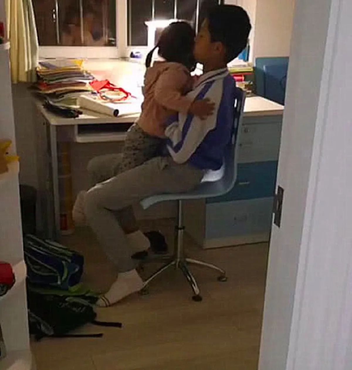 ลูกสาวทำผิด หลังโดนแม่ด่า วิ่งไปหาพี่ชายให้ปลอบ ก่อนเกิดภาพประทับใจ