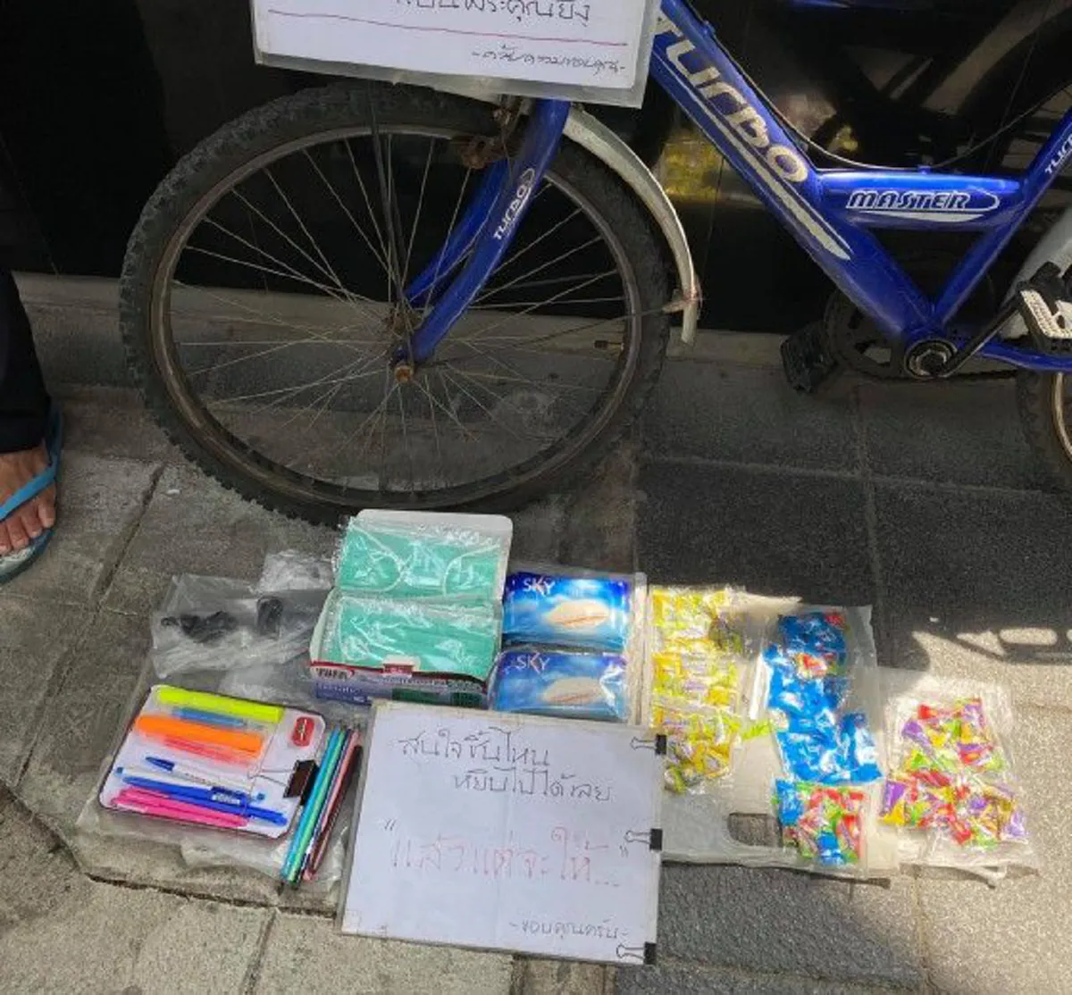 คุณตา วัย 70  ยืนขายลูกอม ไม่หวังตังค์เยอะ  พร้อมป้ายยังไม่หมดไฟอยากได้งาน มั่นใจทำได้แค่จ้างมา