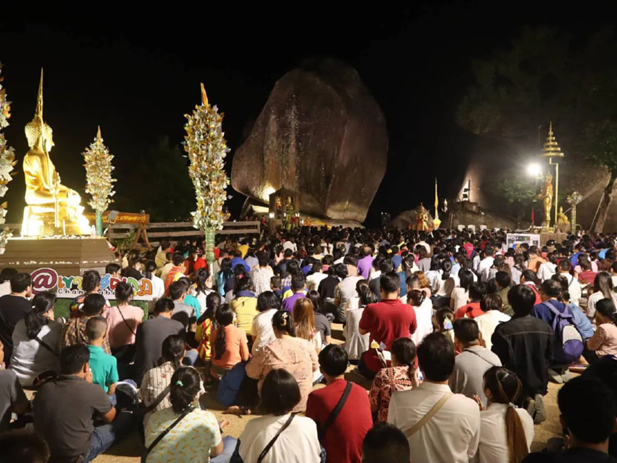 มาเเล้ว กำหนดการประเพณีนมัสการรอยพระพุทธบาทพลวง เขาคิชฌกูฏ ปี64