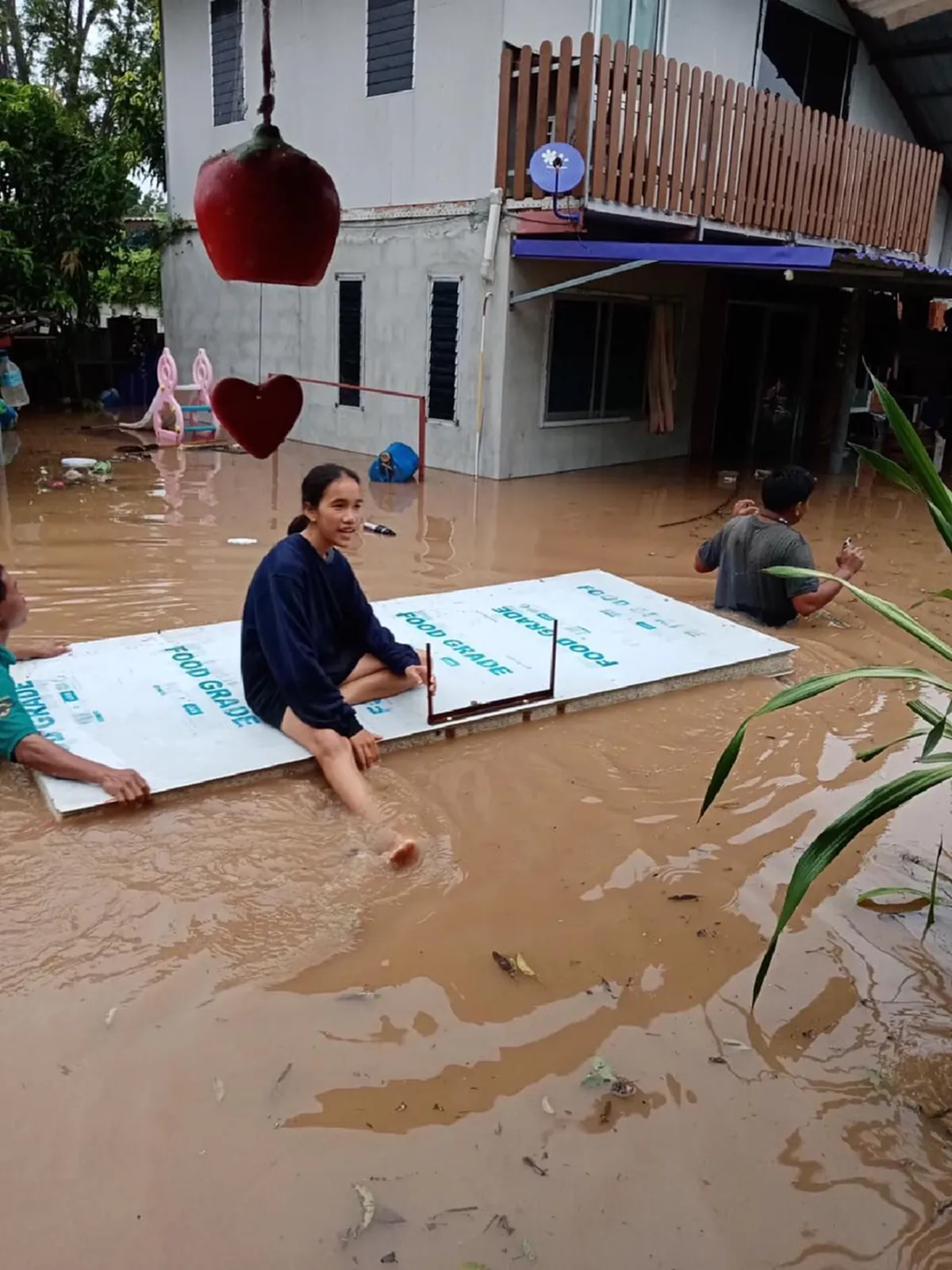 เขาใหญ่อ่วมหนักน้ำป่าทะลัก  รีสอร์ท บ้านเรือนปชช.จมบาดาล ทุกฝ่ายเร่งระดมช่วย
