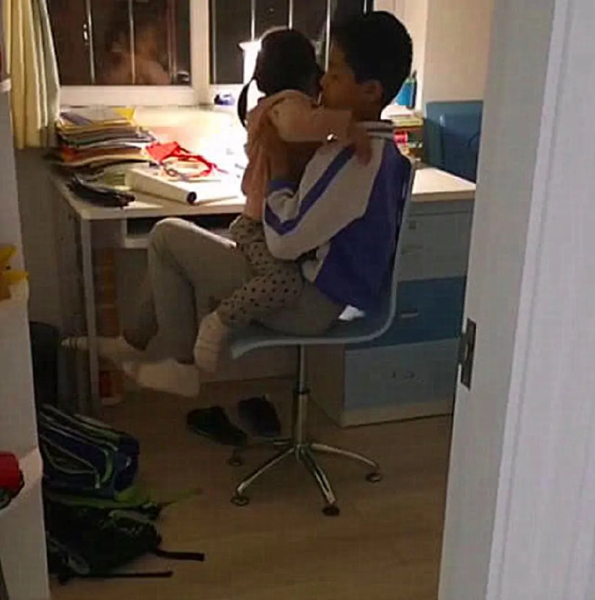 ลูกสาวทำผิด หลังโดนแม่ด่า วิ่งไปหาพี่ชายให้ปลอบ ก่อนเกิดภาพประทับใจ