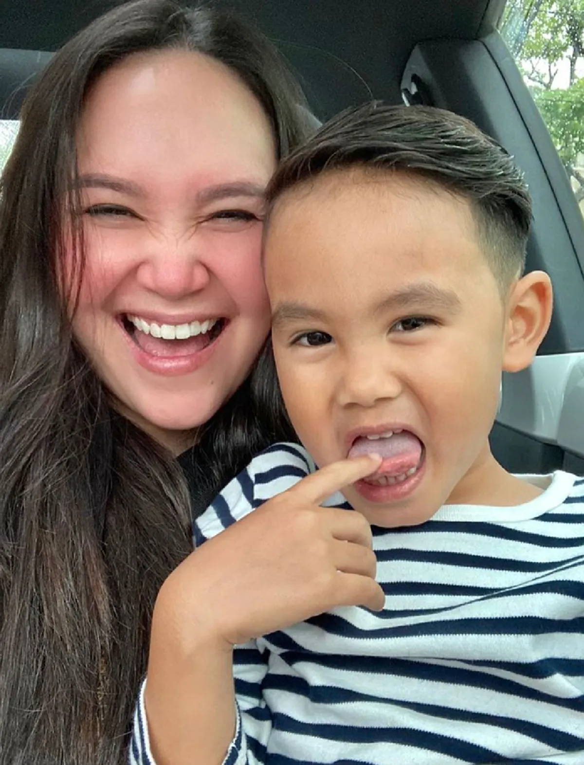 คนเป็นแม่หัวใจสลาย ทาทา ยัง เผยวินาที ลูกชาย ร่ำไห้ปล่อยโฮโผล่กอดไม่ปล่อย หลังรู้ว่าแม่ป่วยหนัก