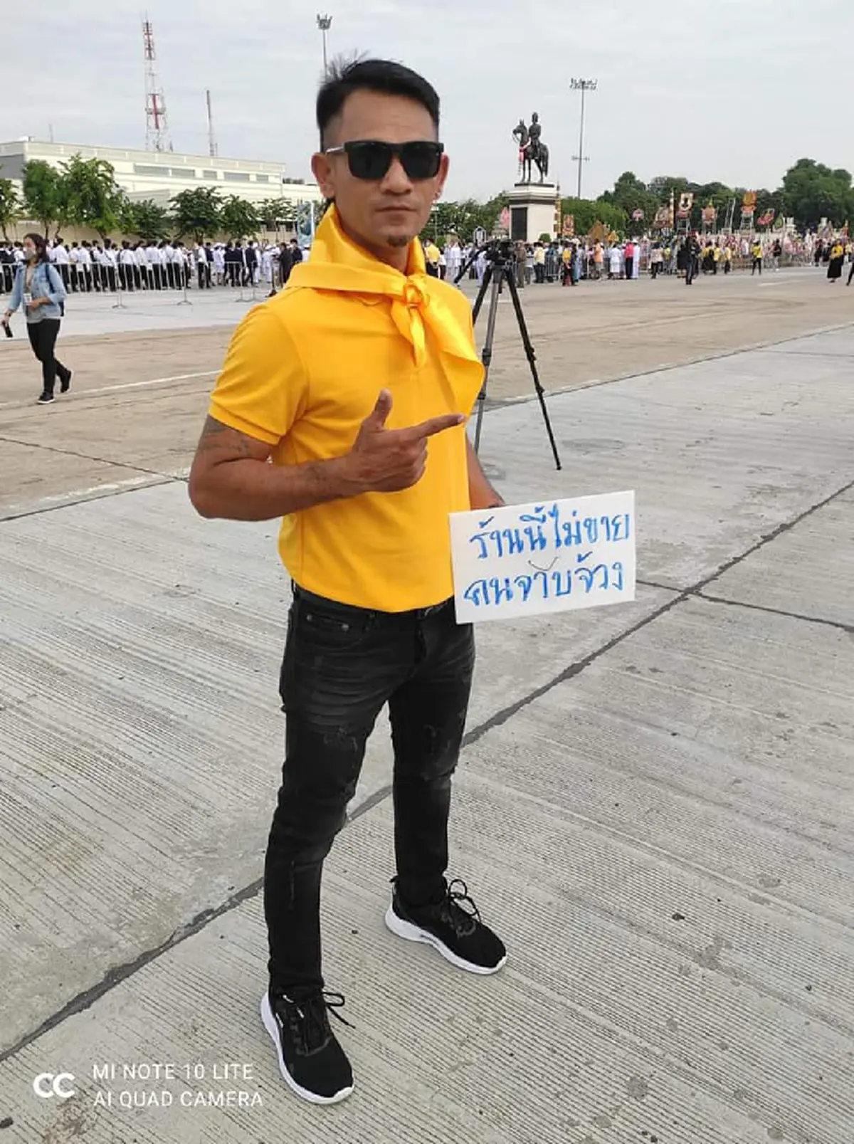 ไม่ใช่ธรรมดา พ่อค้าไก่ทอด ติดป้ายไม่ขายคนจาบจ้วง อาชีพแท้จริงมีตำแหน่งใหญ่ ที่ขายไก่แค่อาชีพเสริม