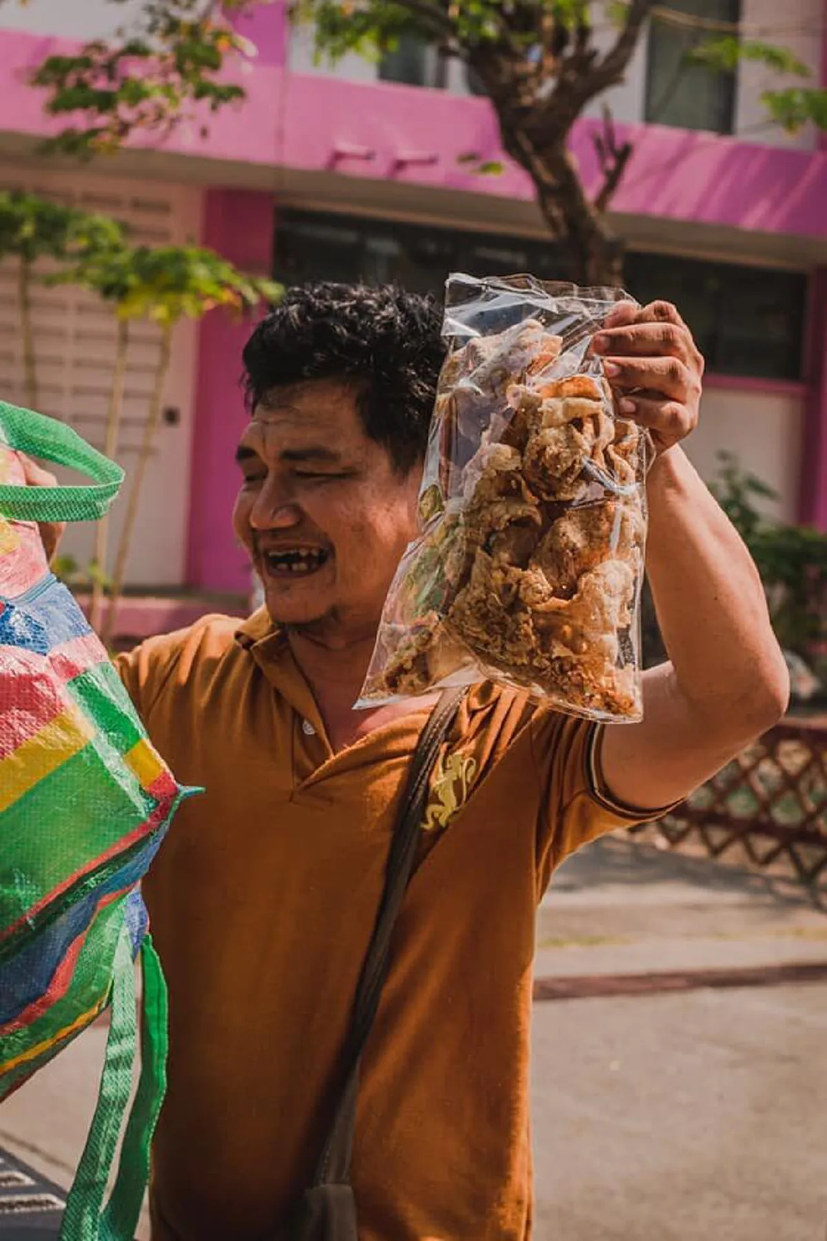 เปิดชีวิตปัจจุบัน ลุงพรเทพ ชายพิการขายข้าวเกรียบปลา สู้ไม่ถอยจนมีร้านเป็นของตัวเองได้สำเร็จ