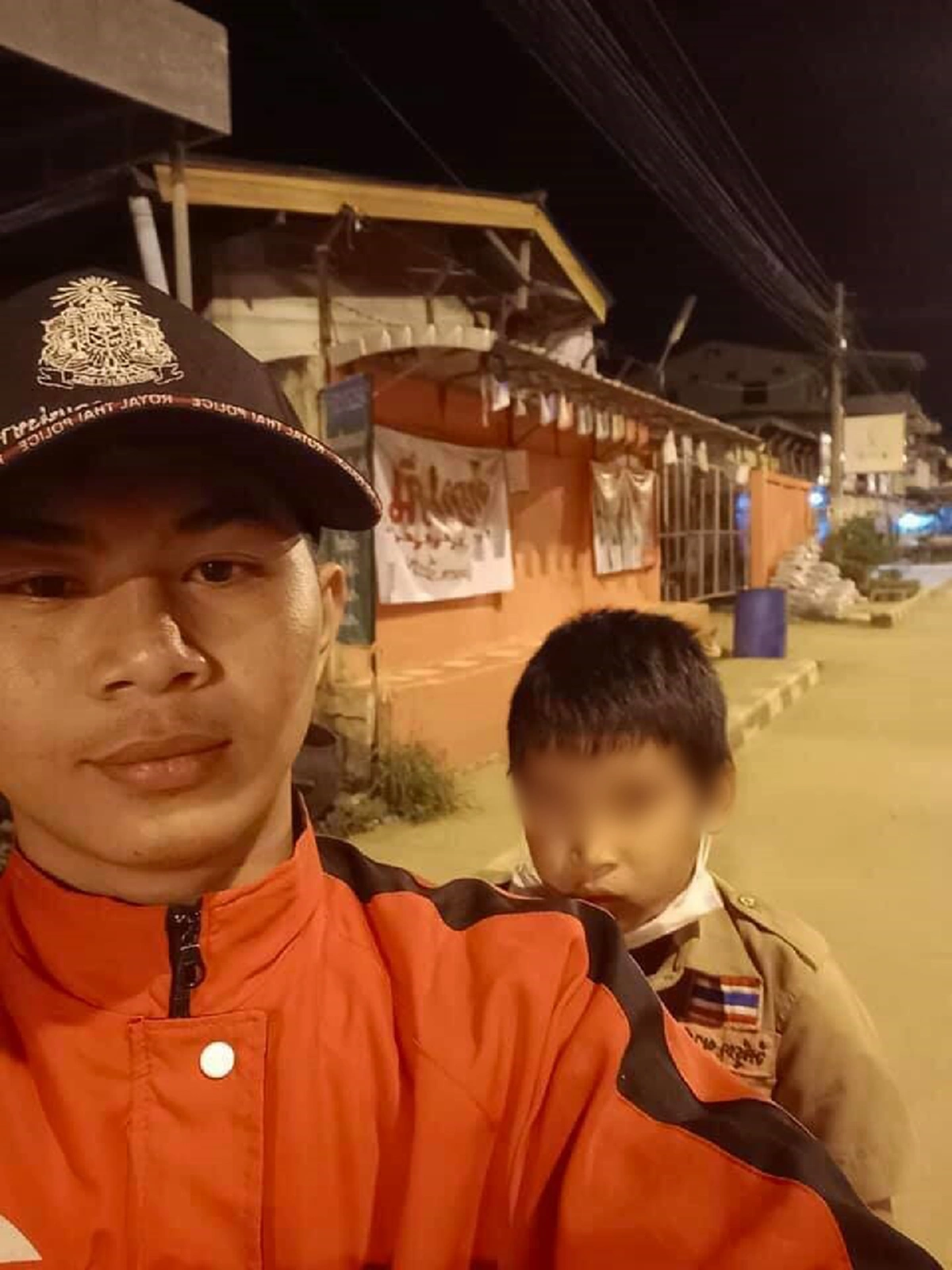 สังเวชใจหนูน้อย เดินเร่ขายขนมหาเงิน แบ่งเบาภาระตา หลังพ่อ แม่ แยกทางกัน