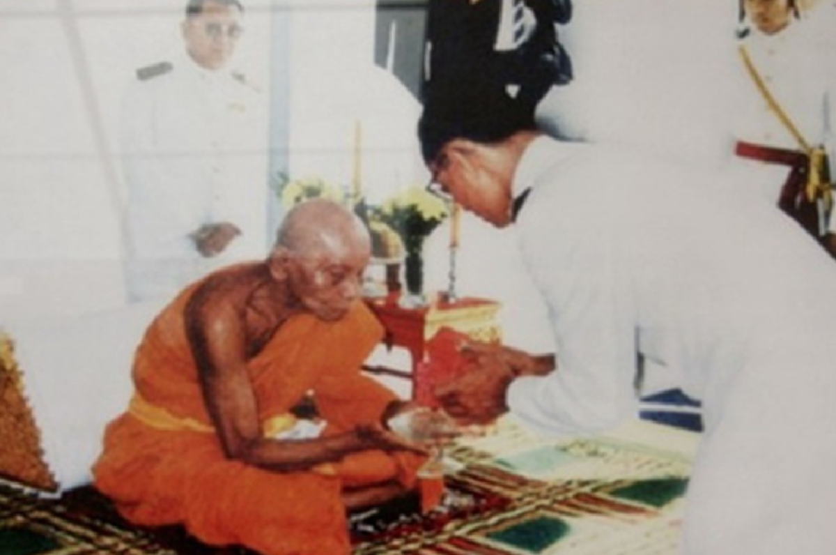 เมื่อครั้ง “ในหลวง ร.๙” ทรงก้มพระเศียรให้ “พ่อท่านคล้าย วาจาสิทธิ์” รดน้ำมนต์พรมพระเศียรให้พร