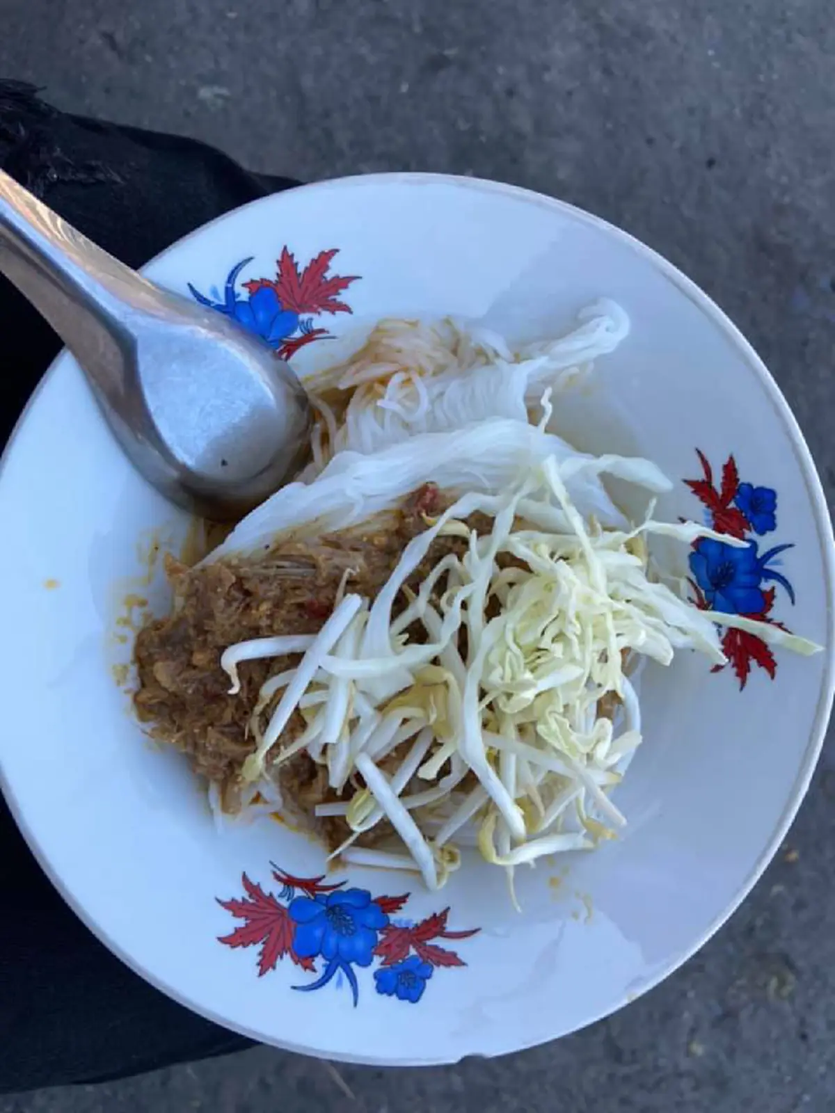 ลูกค้าหนุ่มเห็นแล้วสงสาร ยายวัย 70 นั่งขายขนมจีนสุดเงียบเหงา ก่อนสั่งทานยิ่งประหลาดใจ ถามหากำไรต่อวันแทบไม่ได้ทุนคืน