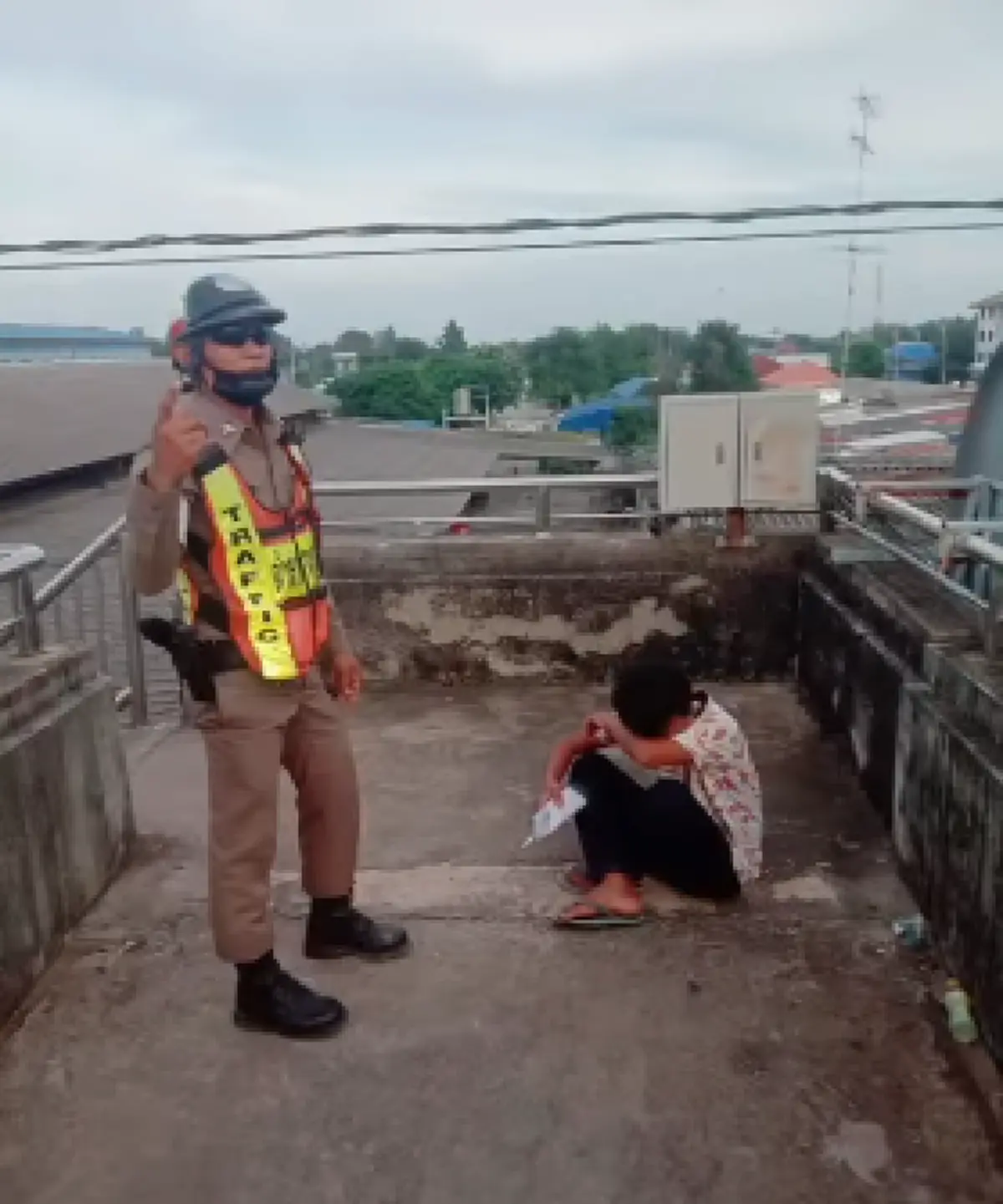 ชื่นชม  จนท.ตร. กาญจนบุรี กระโดดคว้าตัวหนุ่มหมดหวังชีวิต พร้อมช่วยเต็มที่รวมเงินพาส่งกลับบ้าน