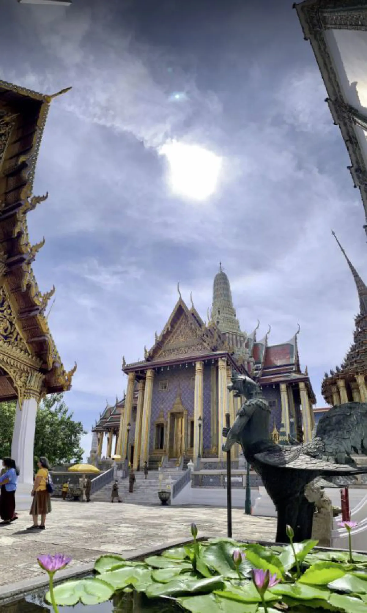 อัศจรรย์พระอาทิตย์ทรงกลดวันพระปิยมหาราช 23 ตุลาคม  สังเกตเห็นได้ทั่วพระบรมมหาราชวังและวัดพระเเก้ว