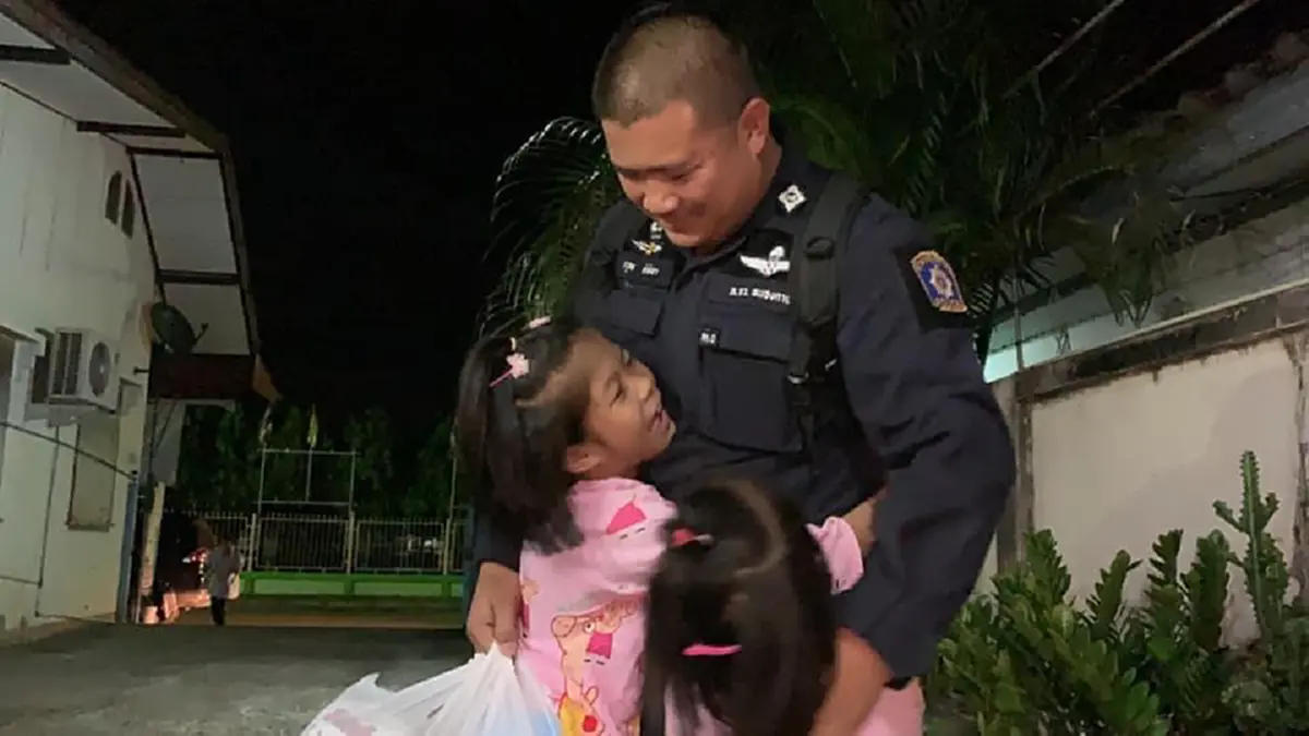 น้ำตาไหลวินาทีสองหนูน้อยโผเข้ากอดพ่อด้วยความคิดถึง หลังต้องไปปฎิบัติหน้าที่ดูแลความสงบ จำใจต้องเลื่อนวันกลับจนผิดสัญญา