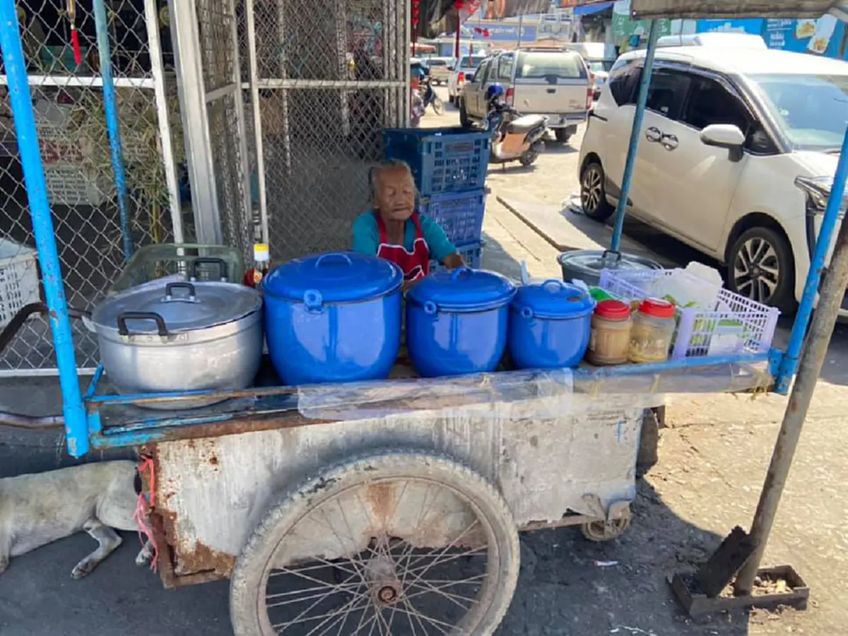 ลูกค้าหนุ่มเห็นแล้วสงสาร ยายวัย 70 นั่งขายขนมจีนสุดเงียบเหงา ก่อนสั่งทานยิ่งประหลาดใจ ถามหากำไรต่อวันแทบไม่ได้ทุนคืน