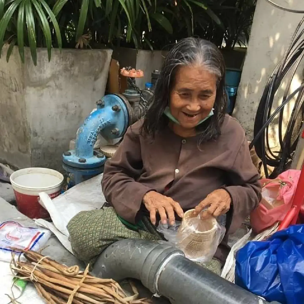 หญิงชราสู้ชีวิตสานหวายหาเลี้ยงชีพ บางวันขายได้บางวันขายไม่ได้ วอนใครผ่านมาแถวอารีย์ช่วยอุดหนุนที