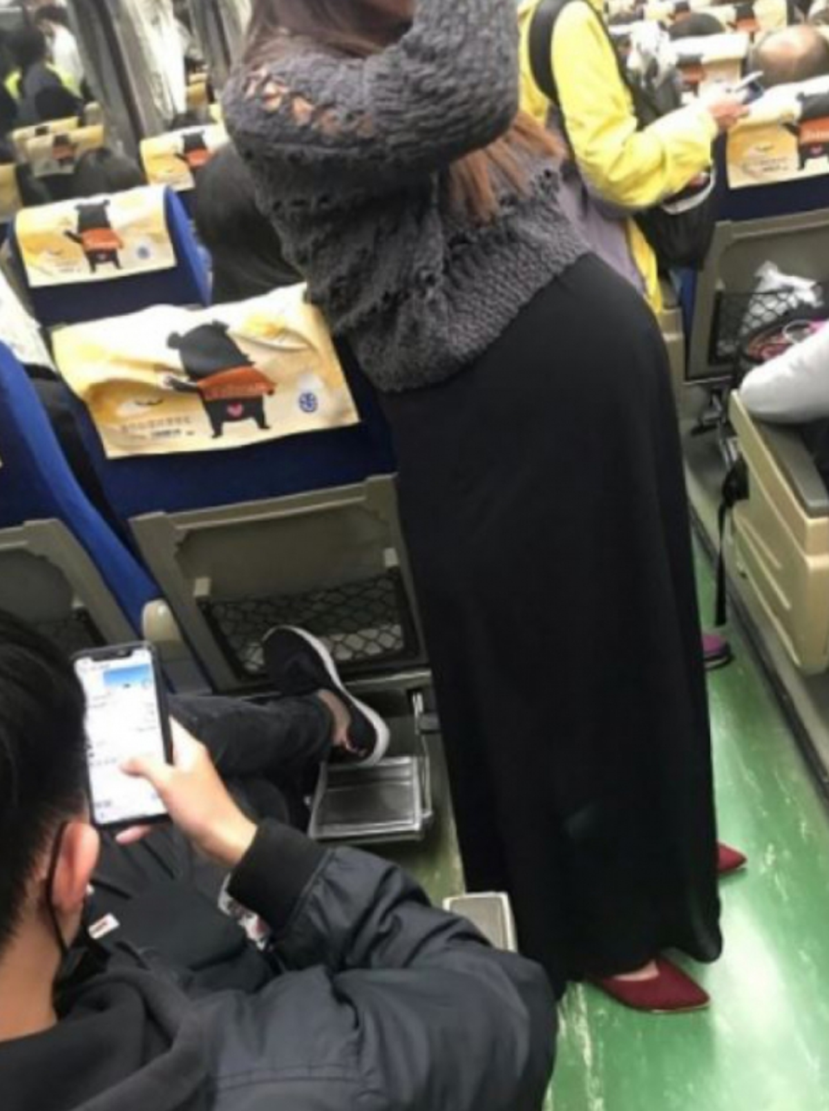 สาวจีนสุดทน เห็นสาวท้องแก่ขึ้นรถไฟ แต่กลับไม่มีใครลุกให้นั่ง แถมโดนด่าเจ็บแสบ
