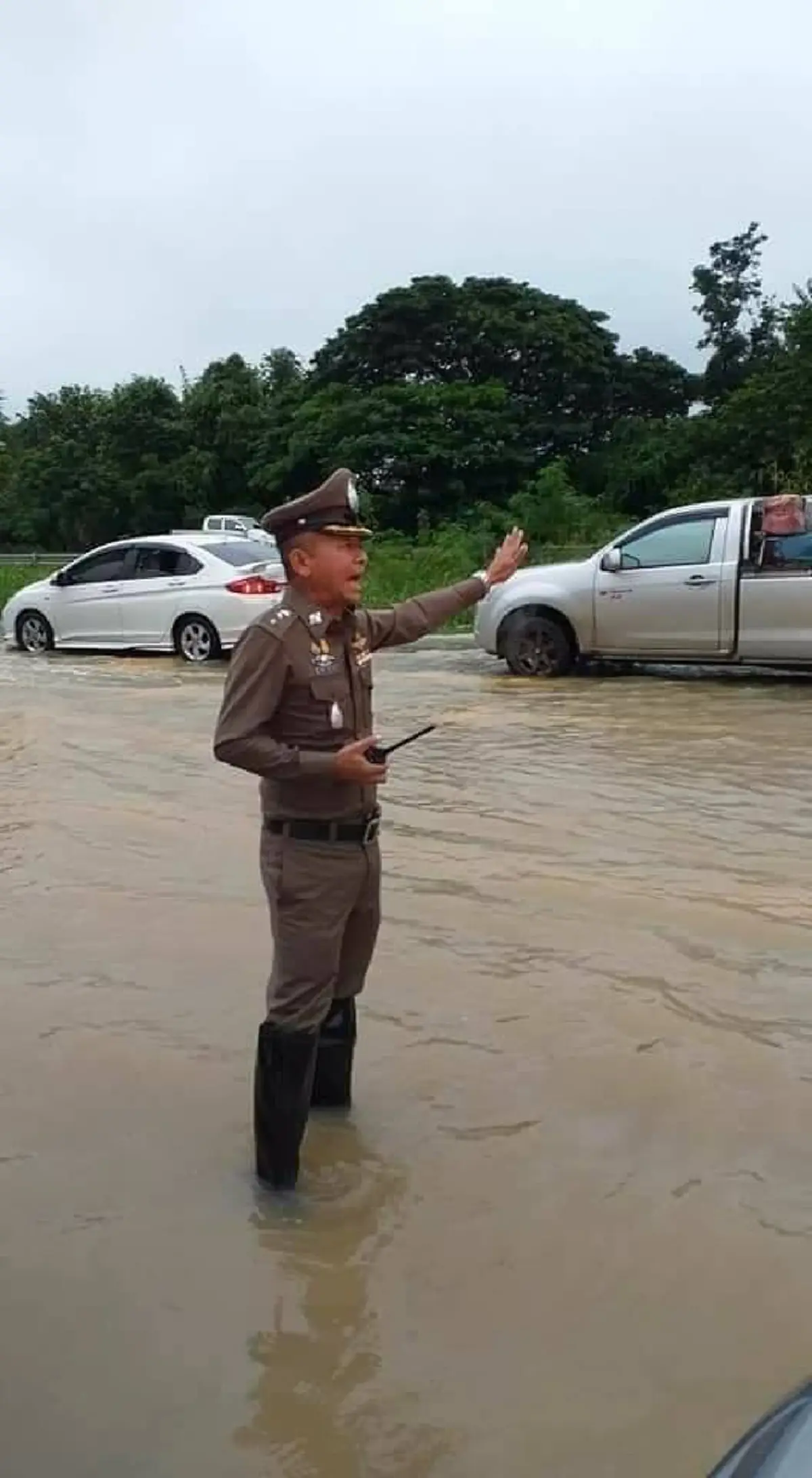 ชื่นชมผู้กำกับ ผ่านทางมาเห็น คุณยายรถเสีย ไม่สบายหมอนัด ก่อนยื่นมือเข้าช่วย สั่งลูกน้องลากรถไปซ่อมด่วน