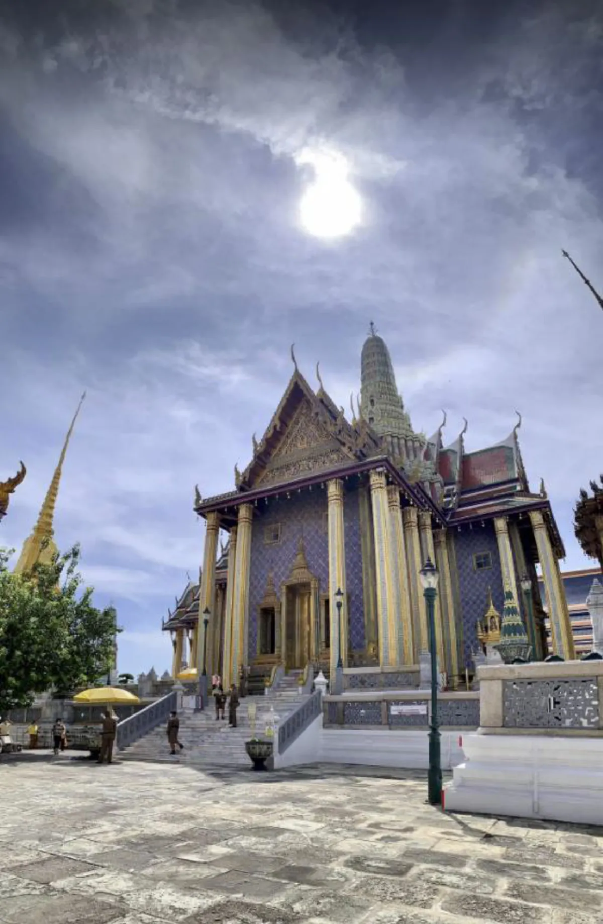 อัศจรรย์พระอาทิตย์ทรงกลดวันพระปิยมหาราช 23 ตุลาคม  สังเกตเห็นได้ทั่วพระบรมมหาราชวังและวัดพระเเก้ว