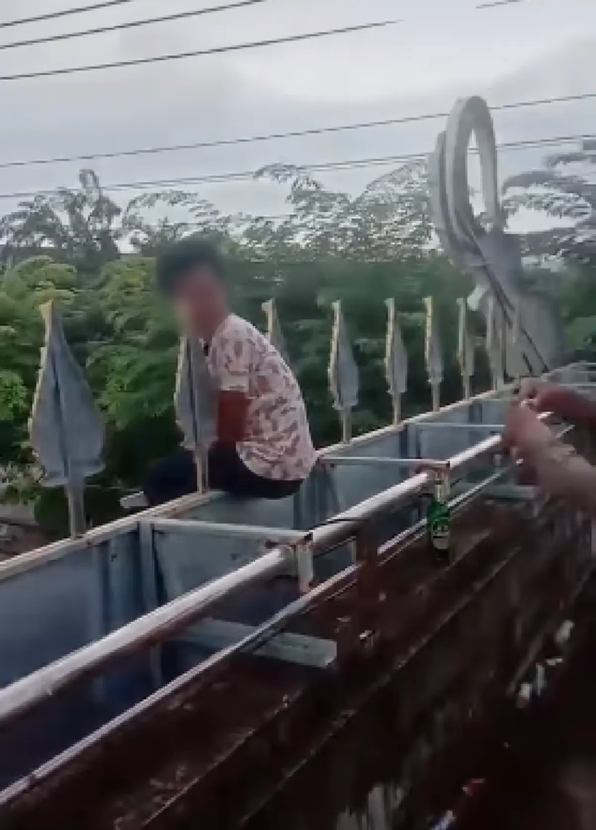 ชื่นชม  จนท.ตร. กาญจนบุรี กระโดดคว้าตัวหนุ่มหมดหวังชีวิต พร้อมช่วยเต็มที่รวมเงินพาส่งกลับบ้าน