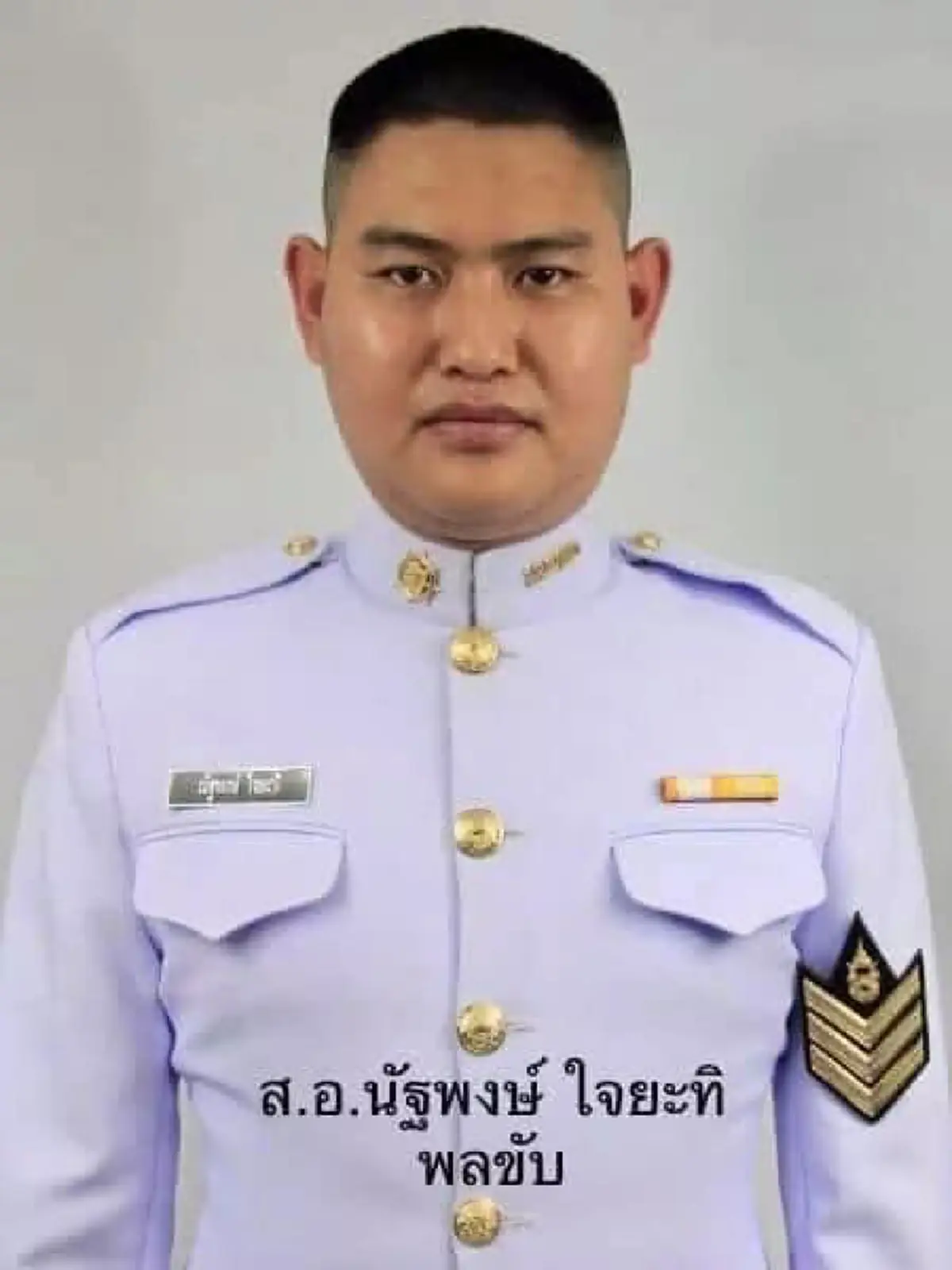 เปิดภาพ 2 นายทหารกล้า ไม่แบ่งแยกนายลูกน้อง รีบกระโดดลงน้ำช่วยชีวิตประชาชนขับรถตกคลอง จนรอดหวุดหวิด