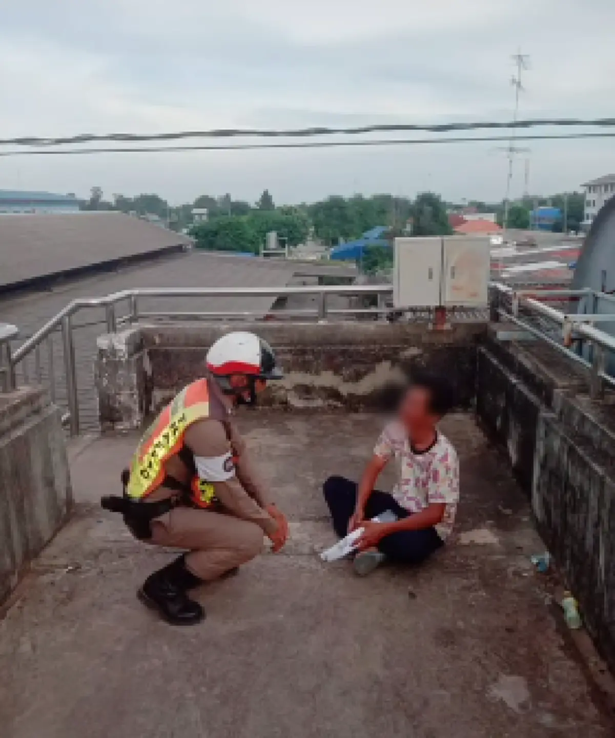 ชื่นชม  จนท.ตร. กาญจนบุรี กระโดดคว้าตัวหนุ่มหมดหวังชีวิต พร้อมช่วยเต็มที่รวมเงินพาส่งกลับบ้าน