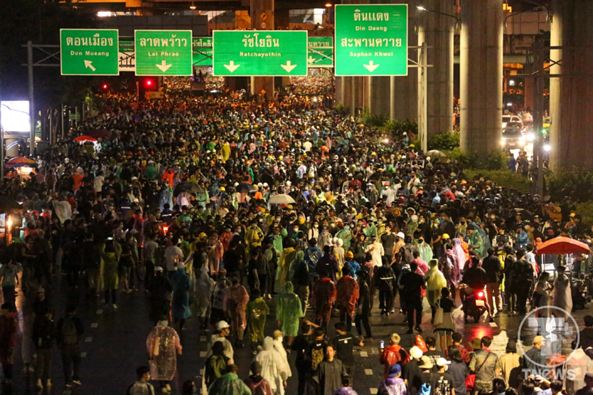 ย้อนคำทำนาย นอสตราดามุสเมืองไทย ครึ่งปีหลัง 2563 ม็อบเต็มถนน เจออาเพศหนัก