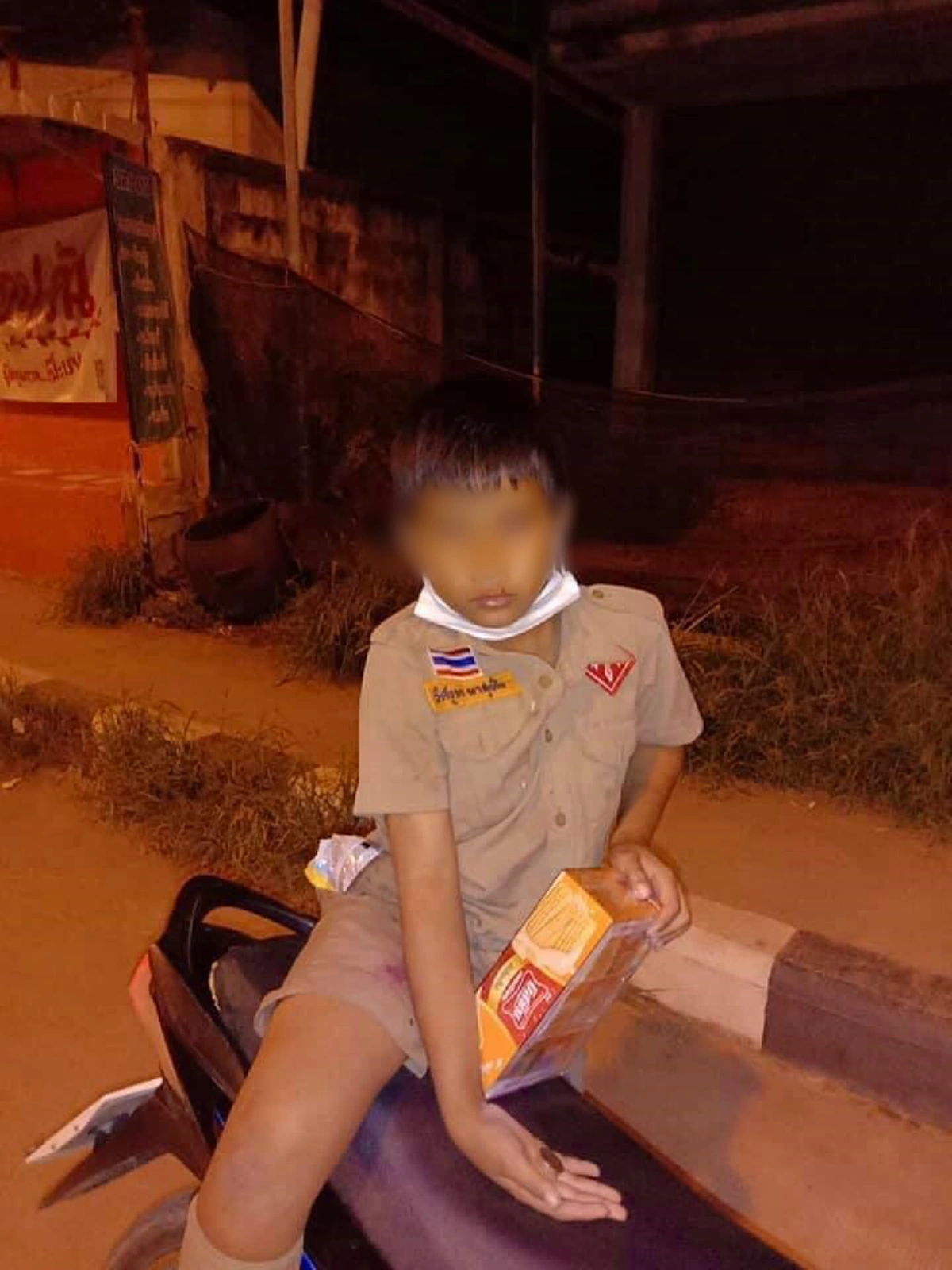 สังเวชใจหนูน้อย เดินเร่ขายขนมหาเงิน แบ่งเบาภาระตา หลังพ่อ แม่ แยกทางกัน