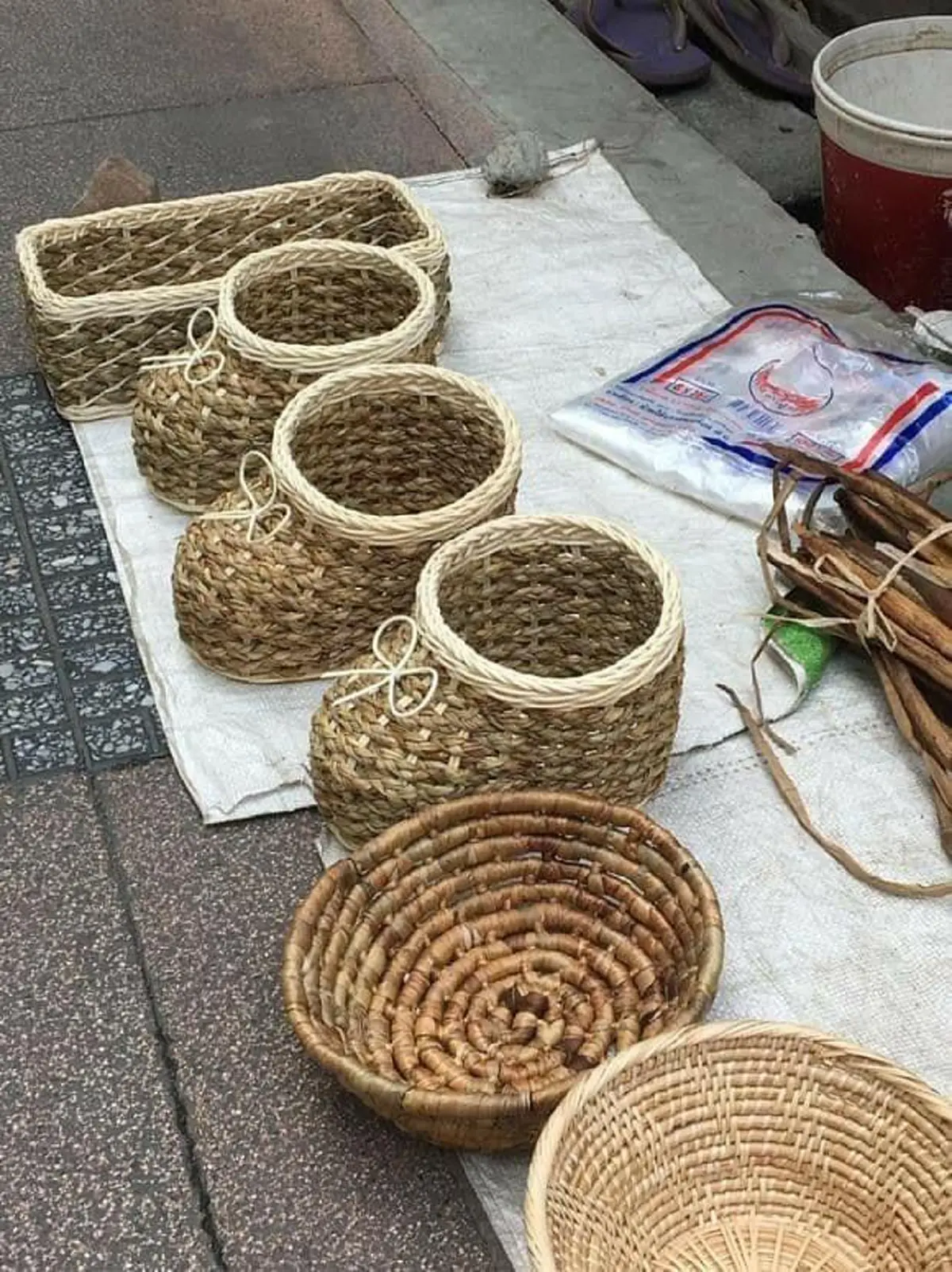 หญิงชราสู้ชีวิตสานหวายหาเลี้ยงชีพ บางวันขายได้บางวันขายไม่ได้ วอนใครผ่านมาแถวอารีย์ช่วยอุดหนุนที