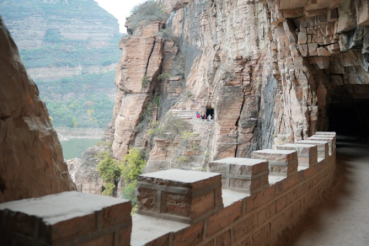 เหลือเชื่อ "ถนนริมผา" ขุดด้วยมือเปล่าในเหอเป่ย