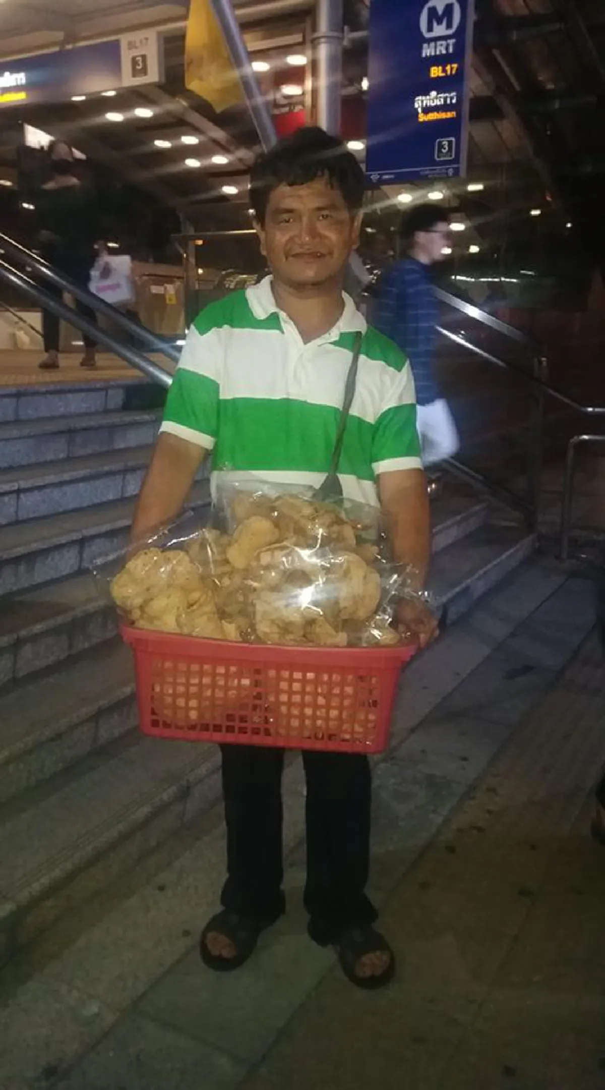 เปิดชีวิตปัจจุบัน ลุงพรเทพ ชายพิการขายข้าวเกรียบปลา สู้ไม่ถอยจนมีร้านเป็นของตัวเองได้สำเร็จ