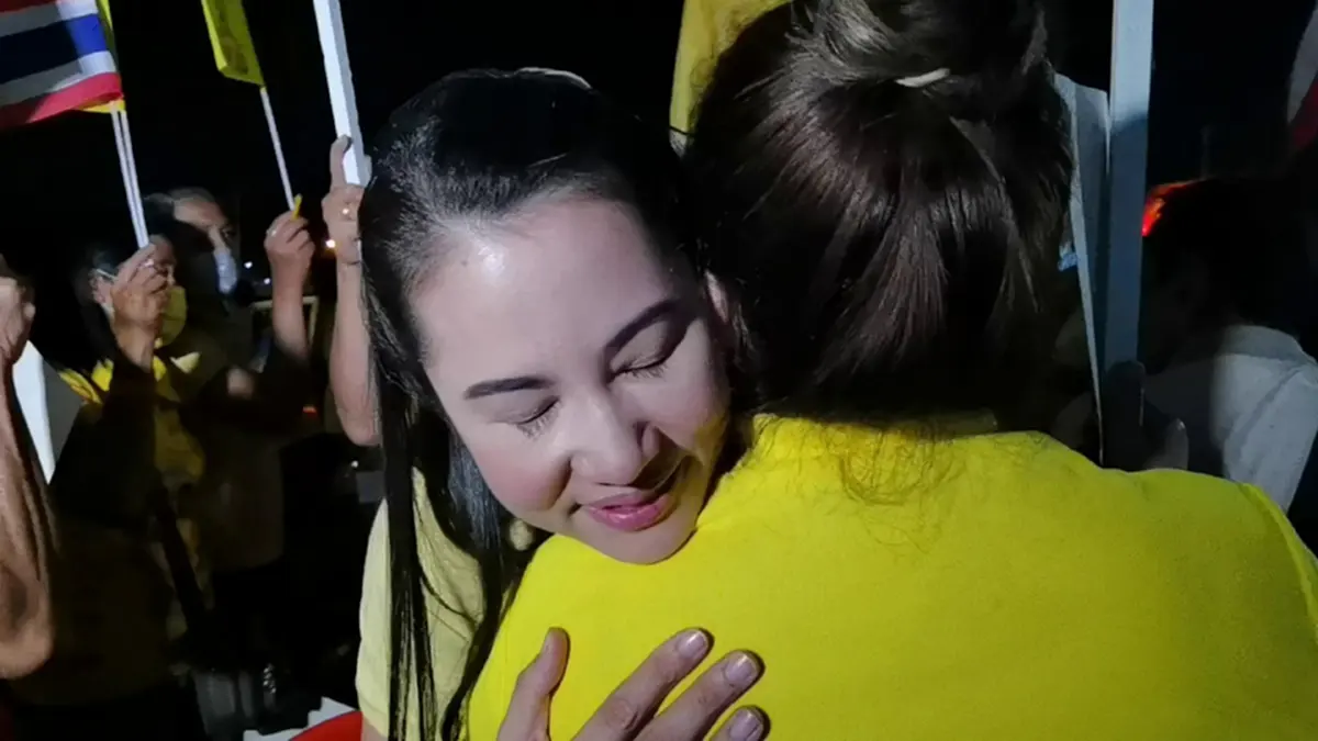 เอ๋ ปารีณา  หลั่งน้ำตา ขณะร้องเพลงสรรเสริญพระบารมี วอนหยุดเหยียบย่ำหัวใจกัน จาบจ้วงสถาบันฯ