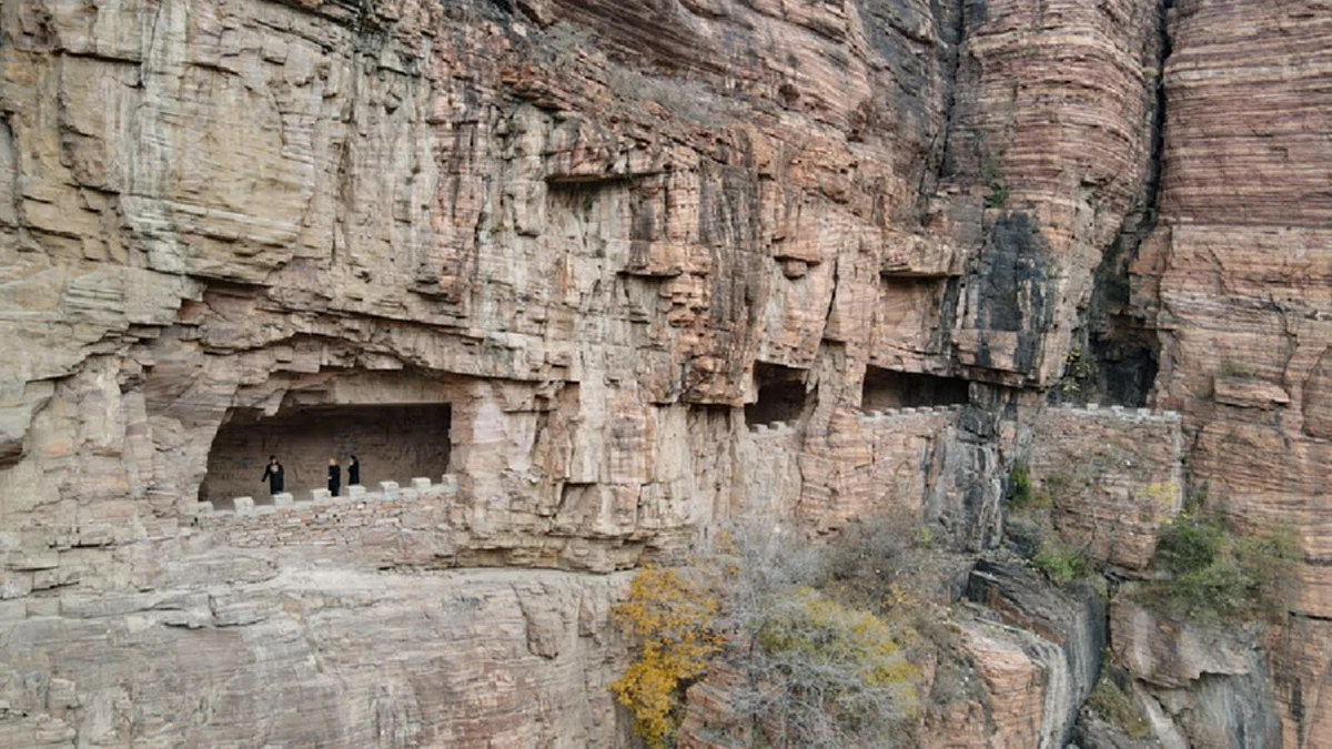 เหลือเชื่อ "ถนนริมผา" ขุดด้วยมือเปล่าในเหอเป่ย