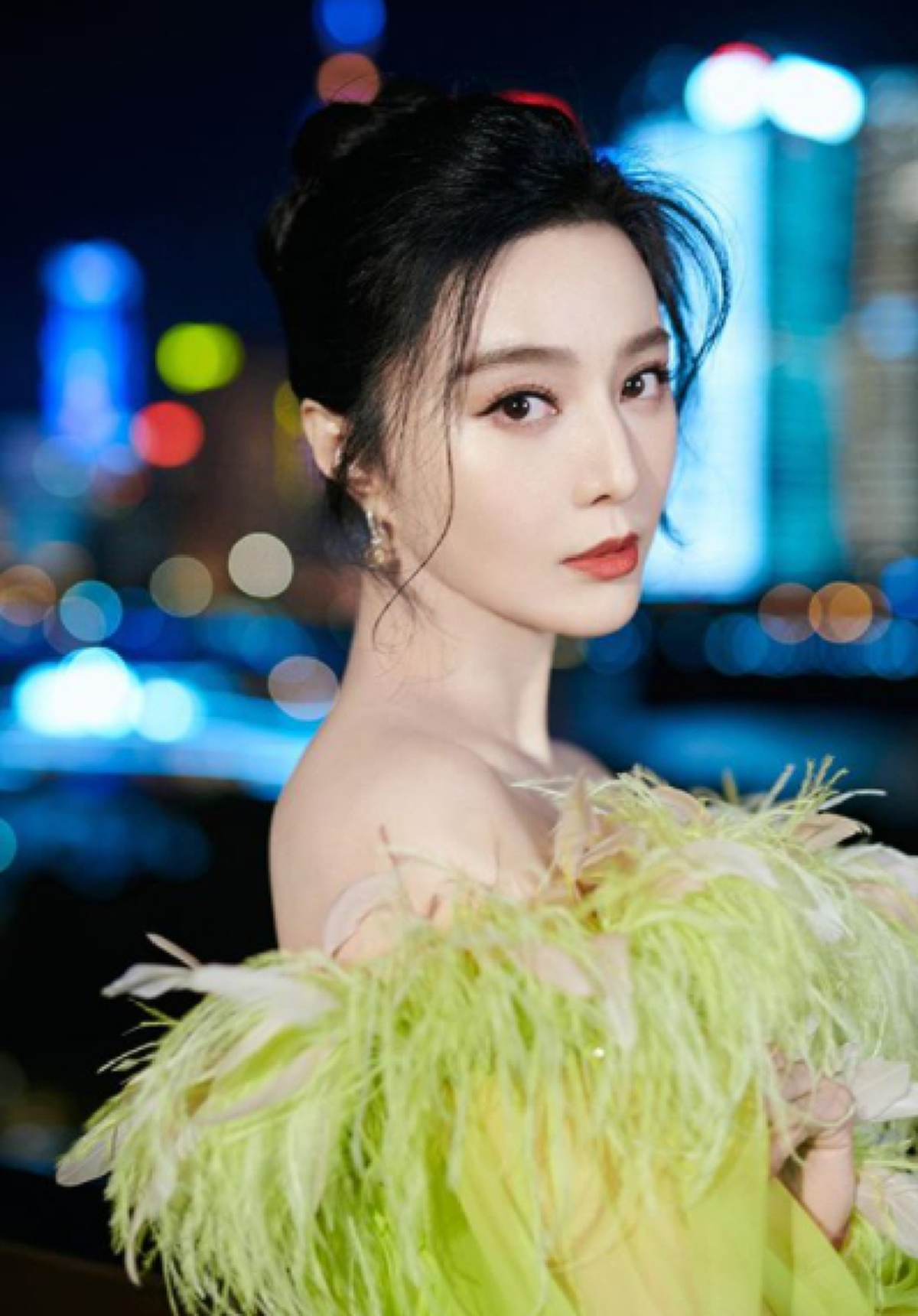 ฟ่าน ปิงปิง ปรากฎตัวล่าสุดในงานกาล่า สวมชุดราตรีแบรนด์ดัง สวยสะกดทุกสายตา