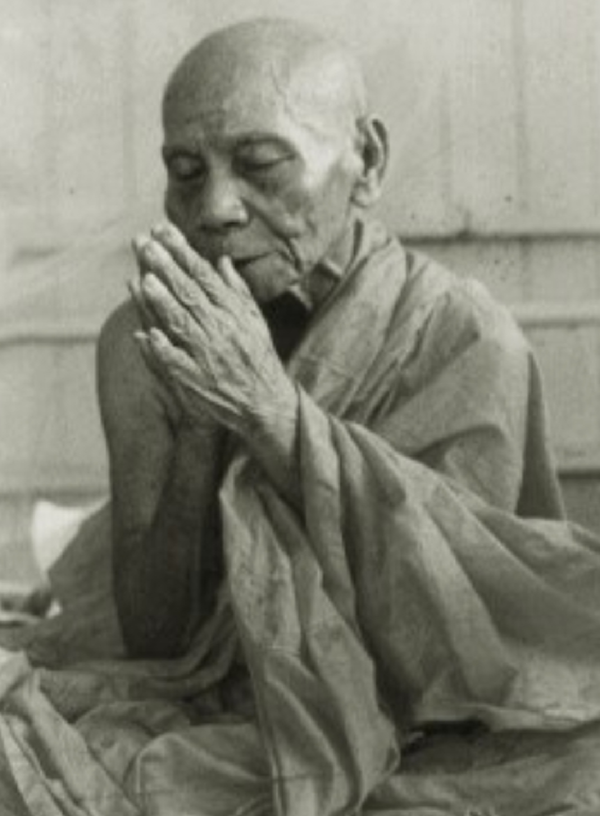 เมื่อครั้ง “ในหลวง ร.๙” ทรงก้มพระเศียรให้ “พ่อท่านคล้าย วาจาสิทธิ์” รดน้ำมนต์พรมพระเศียรให้พร