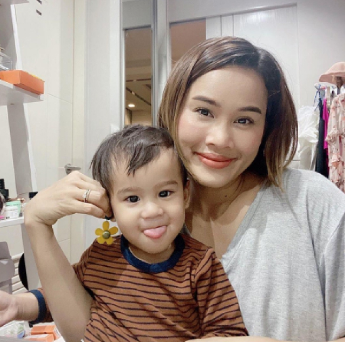 หนูเล็ก อาการหนัก ร้องไห้ใจแทบขาด ยืนเกาะรั้วโรงเรียนลูก ถึงขั้นบอกให้ ผอ. เอากำแพงออก