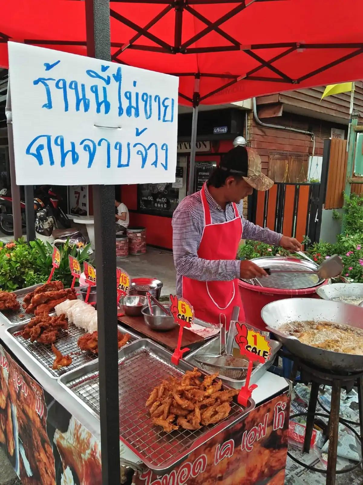 ไม่ใช่ธรรมดา พ่อค้าไก่ทอด ติดป้ายไม่ขายคนจาบจ้วง อาชีพแท้จริงมีตำแหน่งใหญ่ ที่ขายไก่แค่อาชีพเสริม