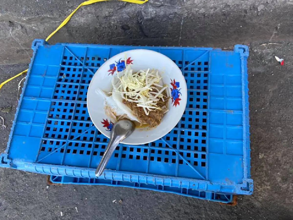 ลูกค้าหนุ่มเห็นแล้วสงสาร ยายวัย 70 นั่งขายขนมจีนสุดเงียบเหงา ก่อนสั่งทานยิ่งประหลาดใจ ถามหากำไรต่อวันแทบไม่ได้ทุนคืน