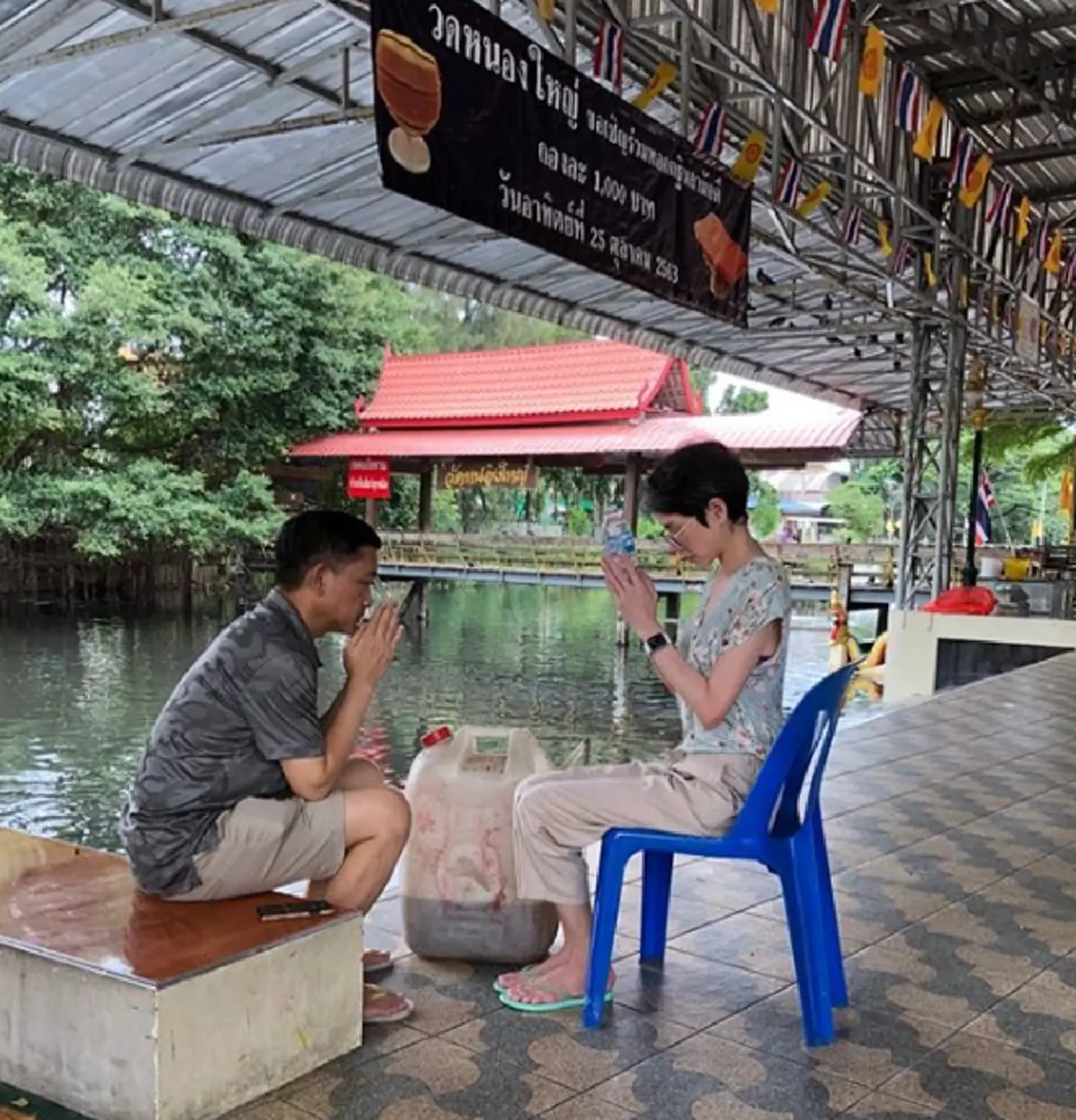 นิ้ง กุลสตรี มั่นสร้างกุศล  ทำบุญปล่อยชีวิตสัตว์ ขอซื้อปลาหมอ  14 ตัว จากเขียงที่กำลังจะถูกขอดเกล็ด