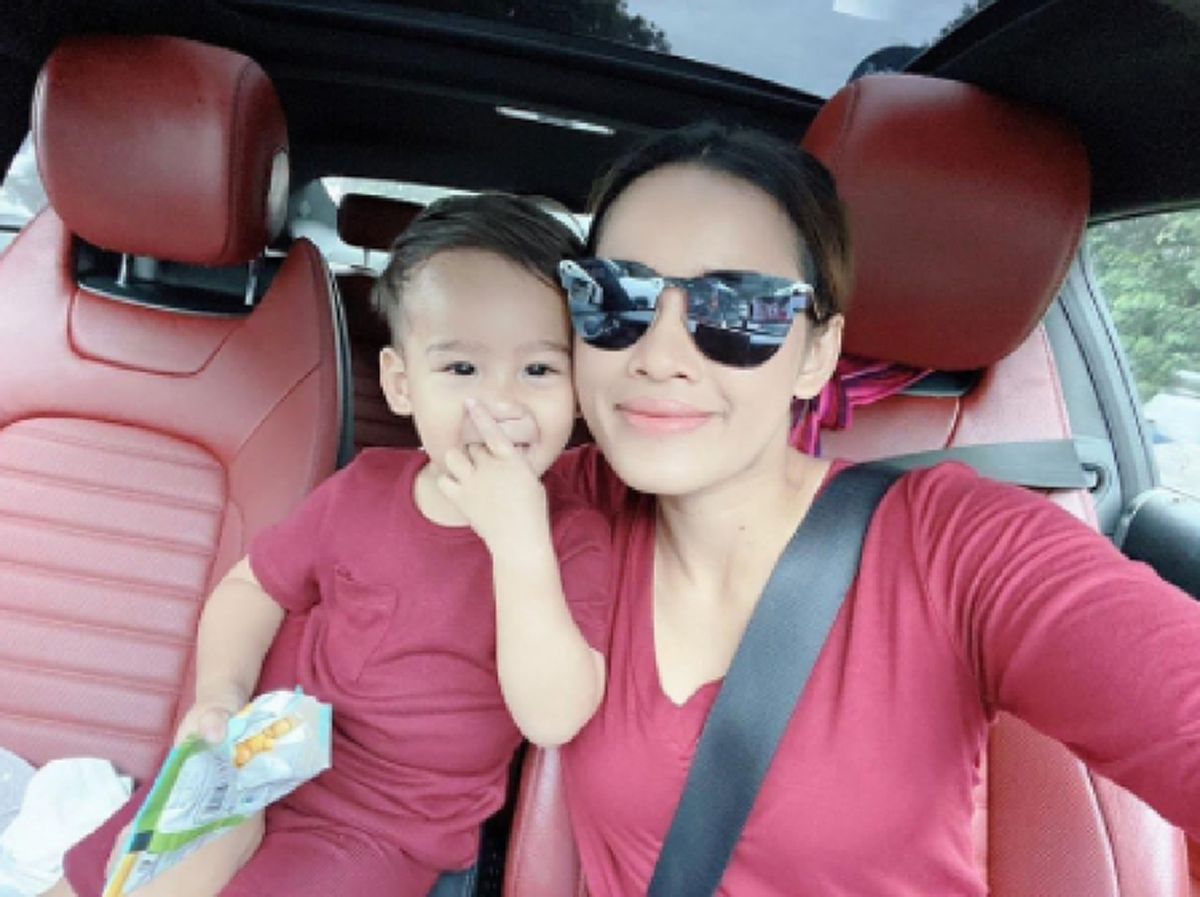 หนูเล็ก อาการหนัก ร้องไห้ใจแทบขาด ยืนเกาะรั้วโรงเรียนลูก ถึงขั้นบอกให้ ผอ. เอากำแพงออก