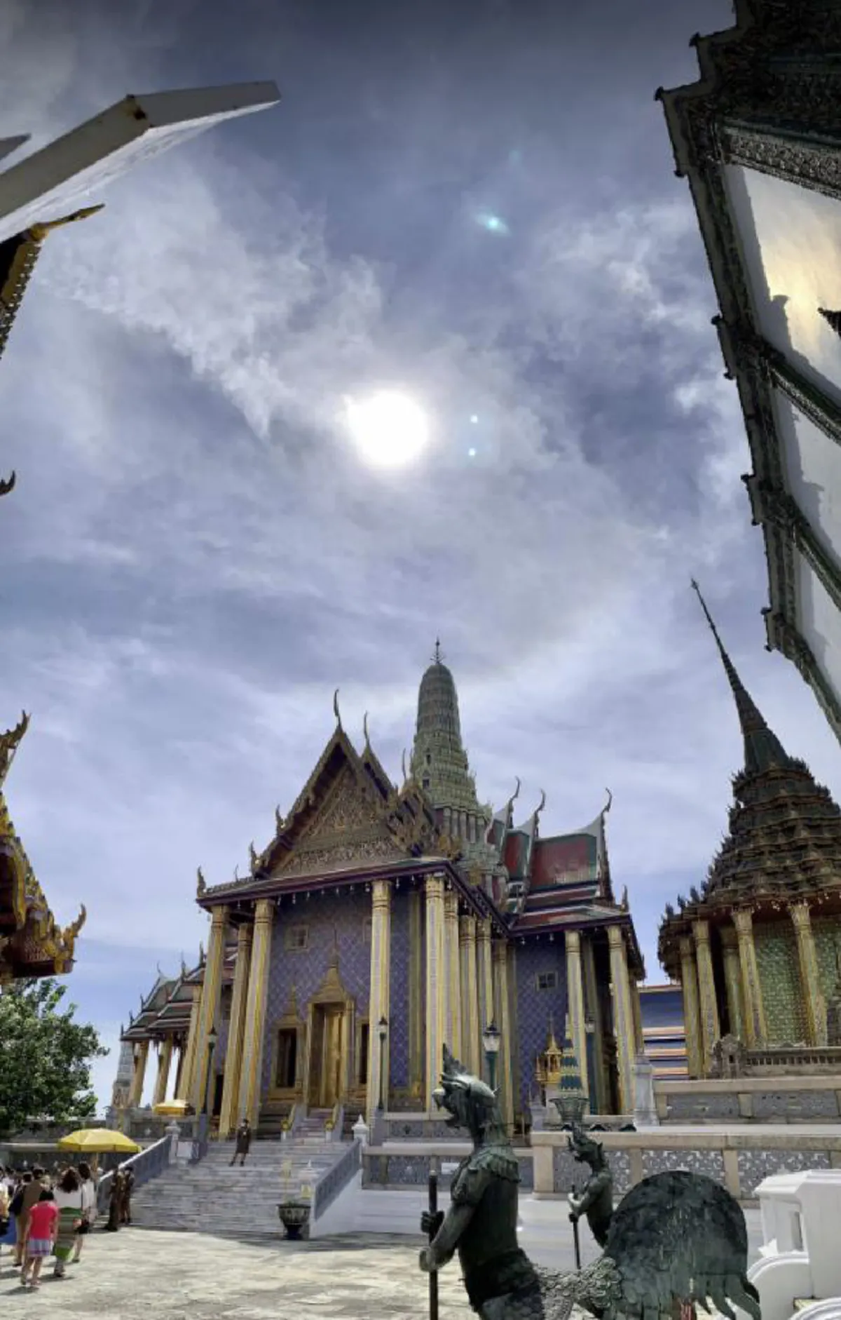อัศจรรย์พระอาทิตย์ทรงกลดวันพระปิยมหาราช 23 ตุลาคม  สังเกตเห็นได้ทั่วพระบรมมหาราชวังและวัดพระเเก้ว