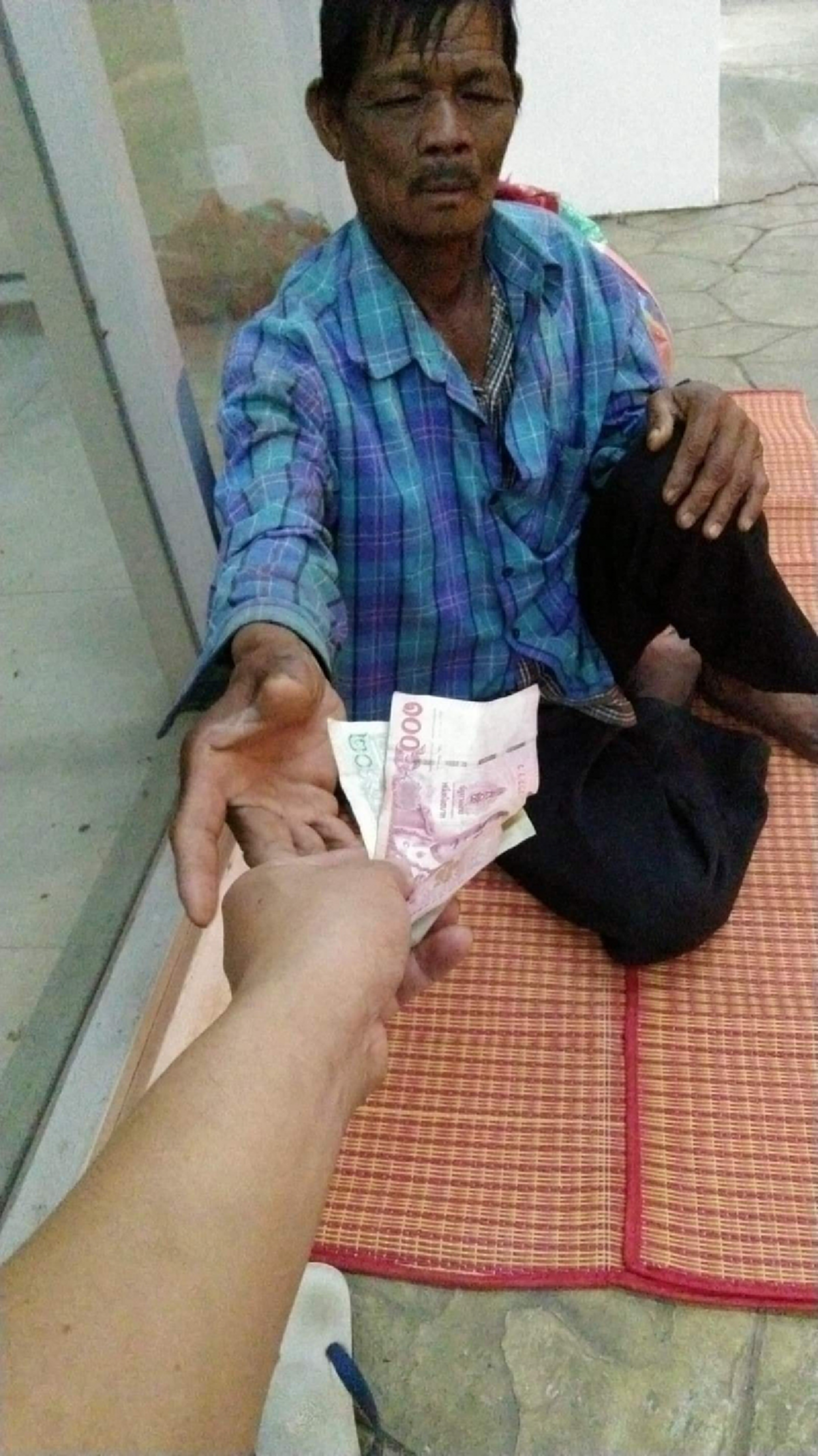 สุดสงสาร คุณลุงตกงานไม่มีค่ารถกลับบ้านสระแก้ว สุดท้ายต้องอาศัยปั้มน้ำมันนอน