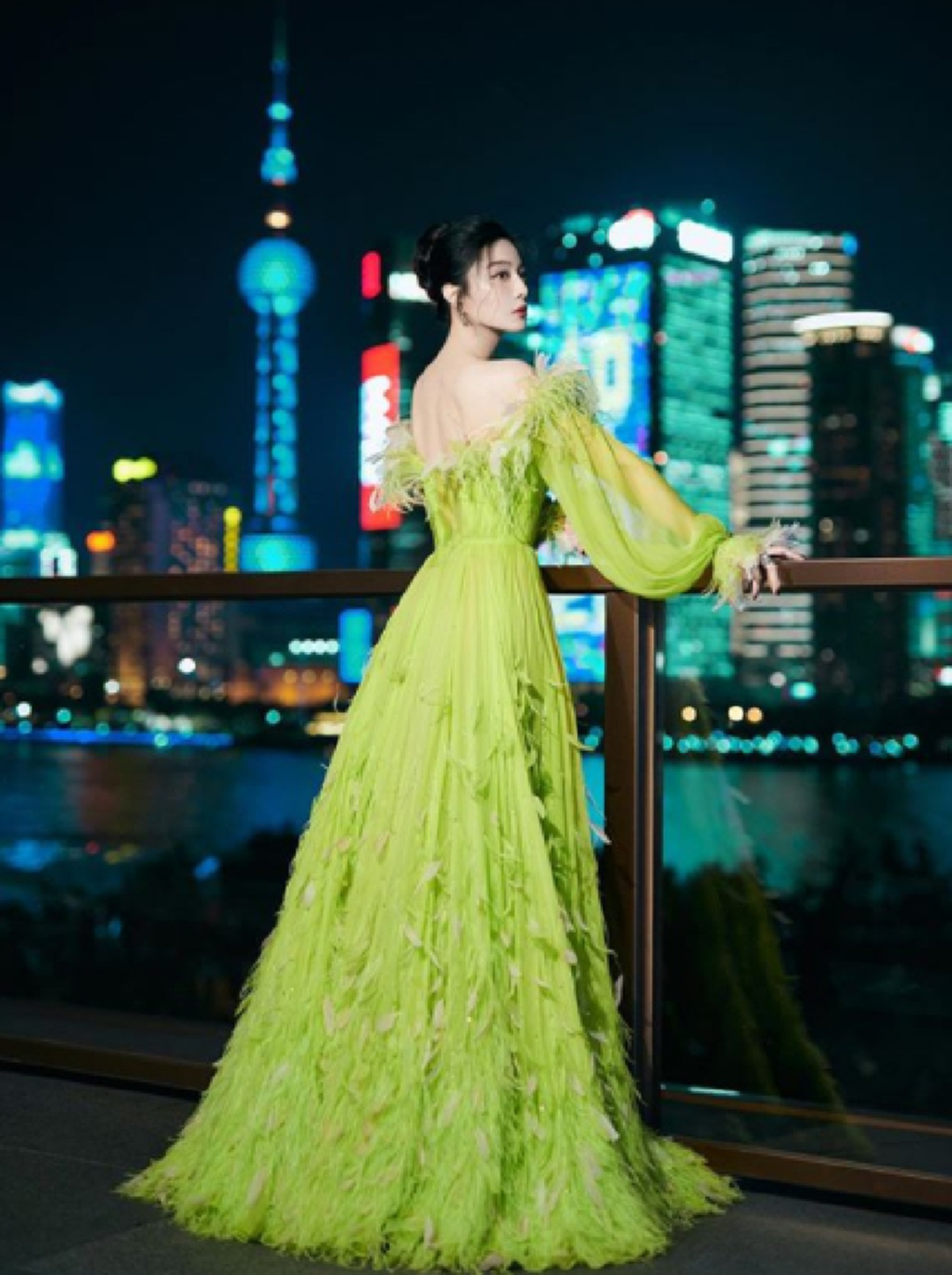 ฟ่าน ปิงปิง ปรากฎตัวล่าสุดในงานกาล่า สวมชุดราตรีแบรนด์ดัง สวยสะกดทุกสายตา