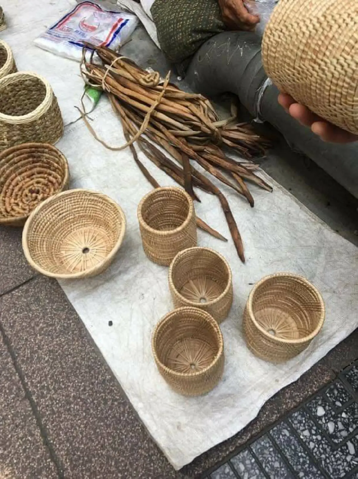หญิงชราสู้ชีวิตสานหวายหาเลี้ยงชีพ บางวันขายได้บางวันขายไม่ได้ วอนใครผ่านมาแถวอารีย์ช่วยอุดหนุนที