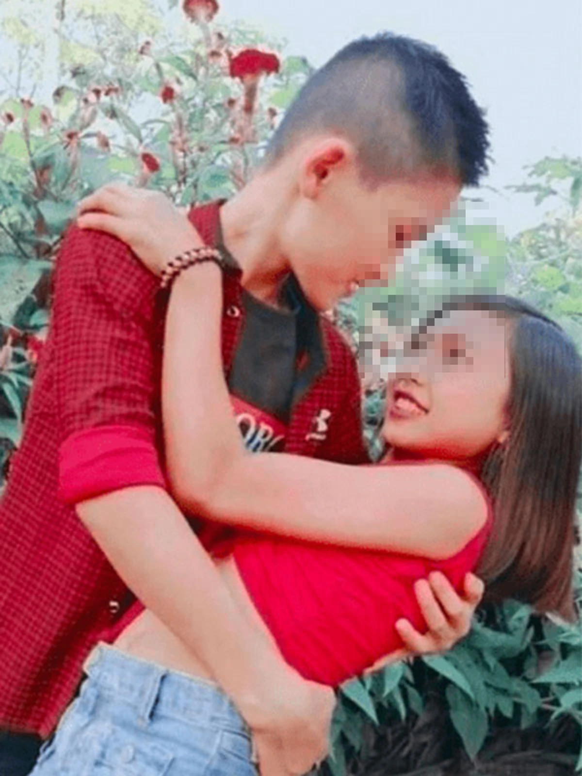 คู่รักวัยกระเตาะ ถ่ายรูปสวีทหวาน รู้อายุแทบรับไม่ได้ ชาวเน็ตจวกยับ