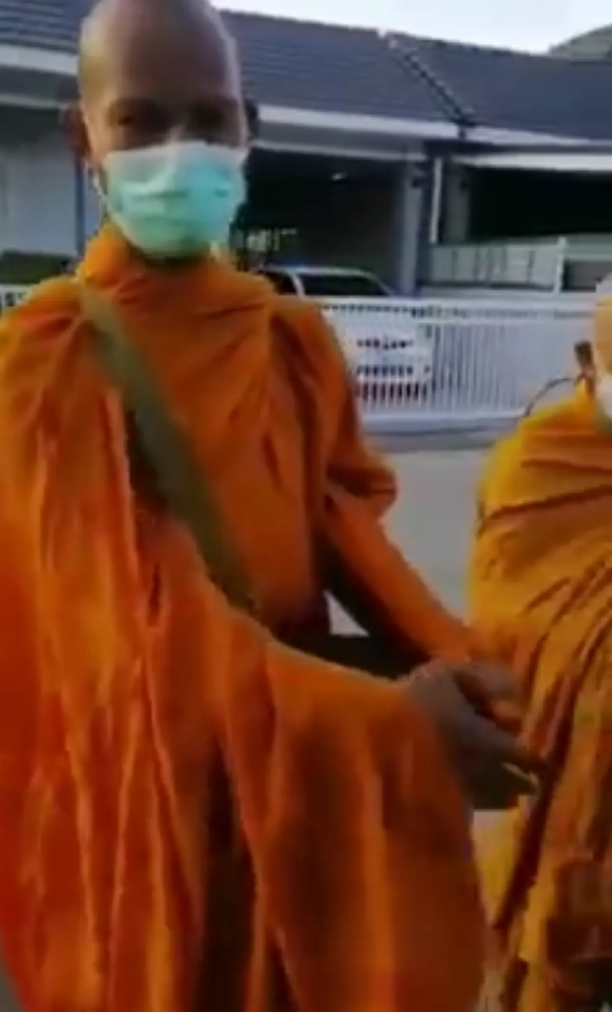 สาวรับไม่ได้ เพื่อนบ้านบาปหนัก ชอบฉีดน้ำใส่พระ เวลามาบิณฑบาตหน้าบ้าน ร้องขอให้หยุดกับยิ่งหนักข้อขึ้น