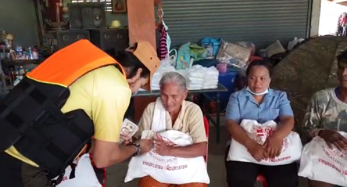 บิณฑ์ บรรลือฤทธิ์ เดินหน้าช่วยชาวบ้าน ล่องเรือฝ่ากระแสน้ำป่า แจกข้าวสาร ควักเงินตัวเองให้ หลังเห็นสภาพ